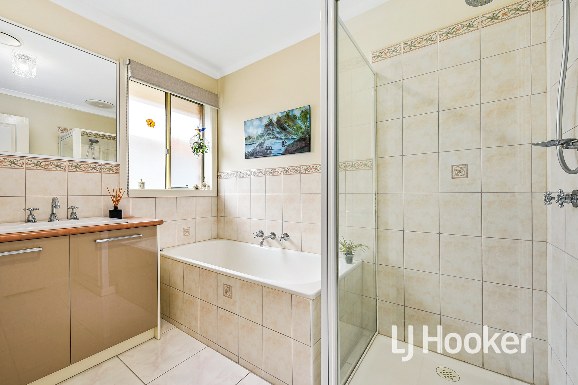 34 Hutchinson Drive, LYNBROOK