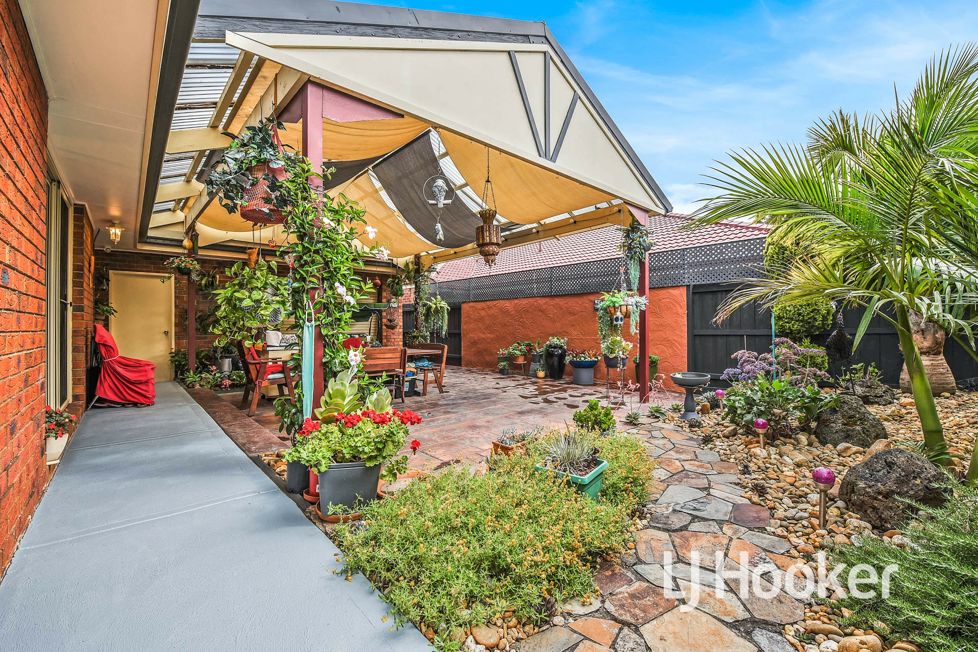 34 Hutchinson Drive, LYNBROOK