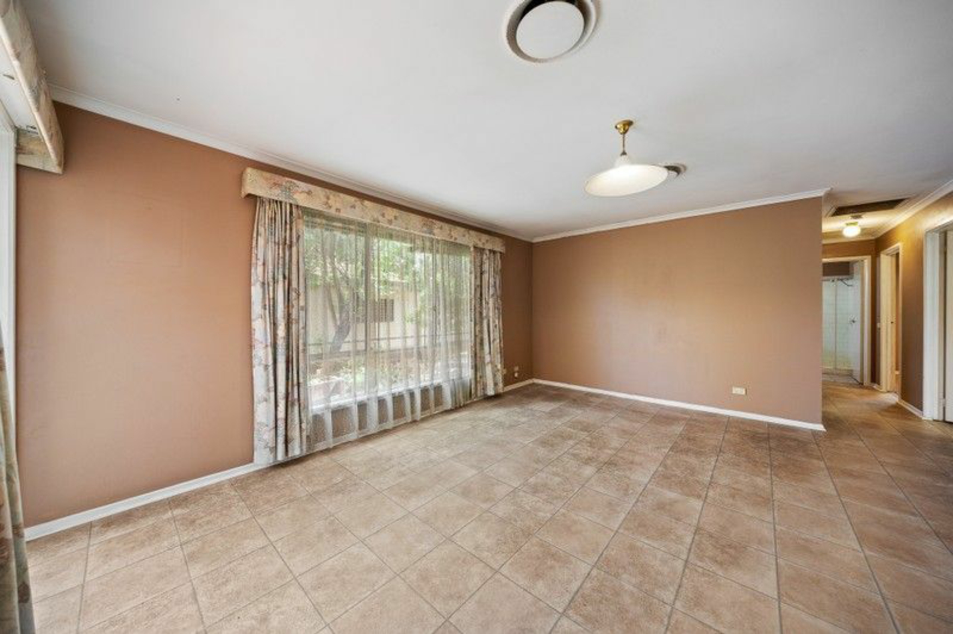 2 Gilmore Crescent — photo 2 of 12