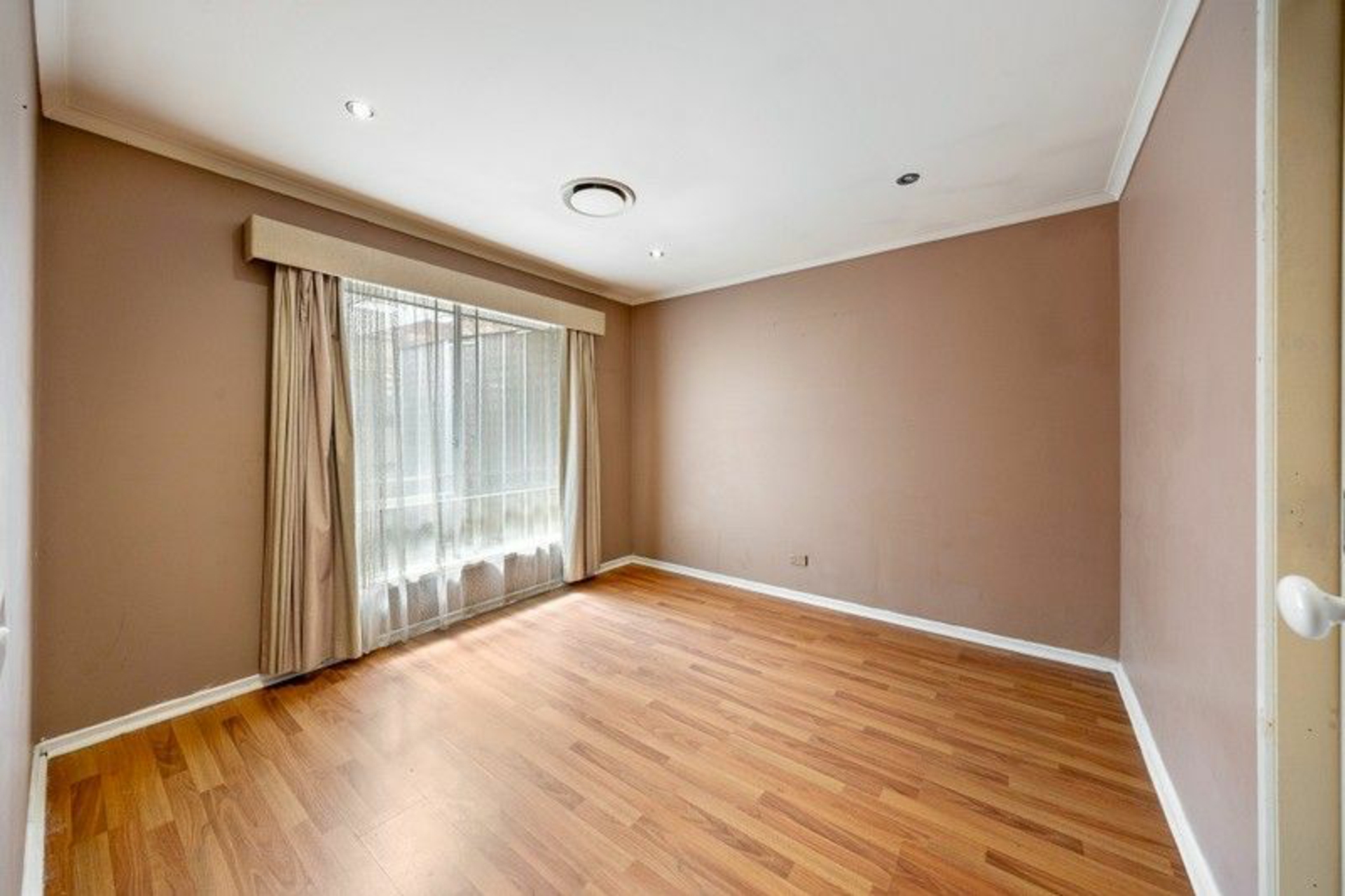 2 Gilmore Crescent — photo 6 of 12