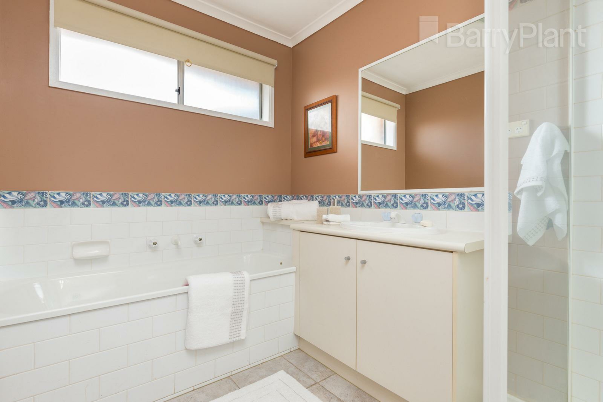 2 Gilmore Crescent — photo 11 of 12