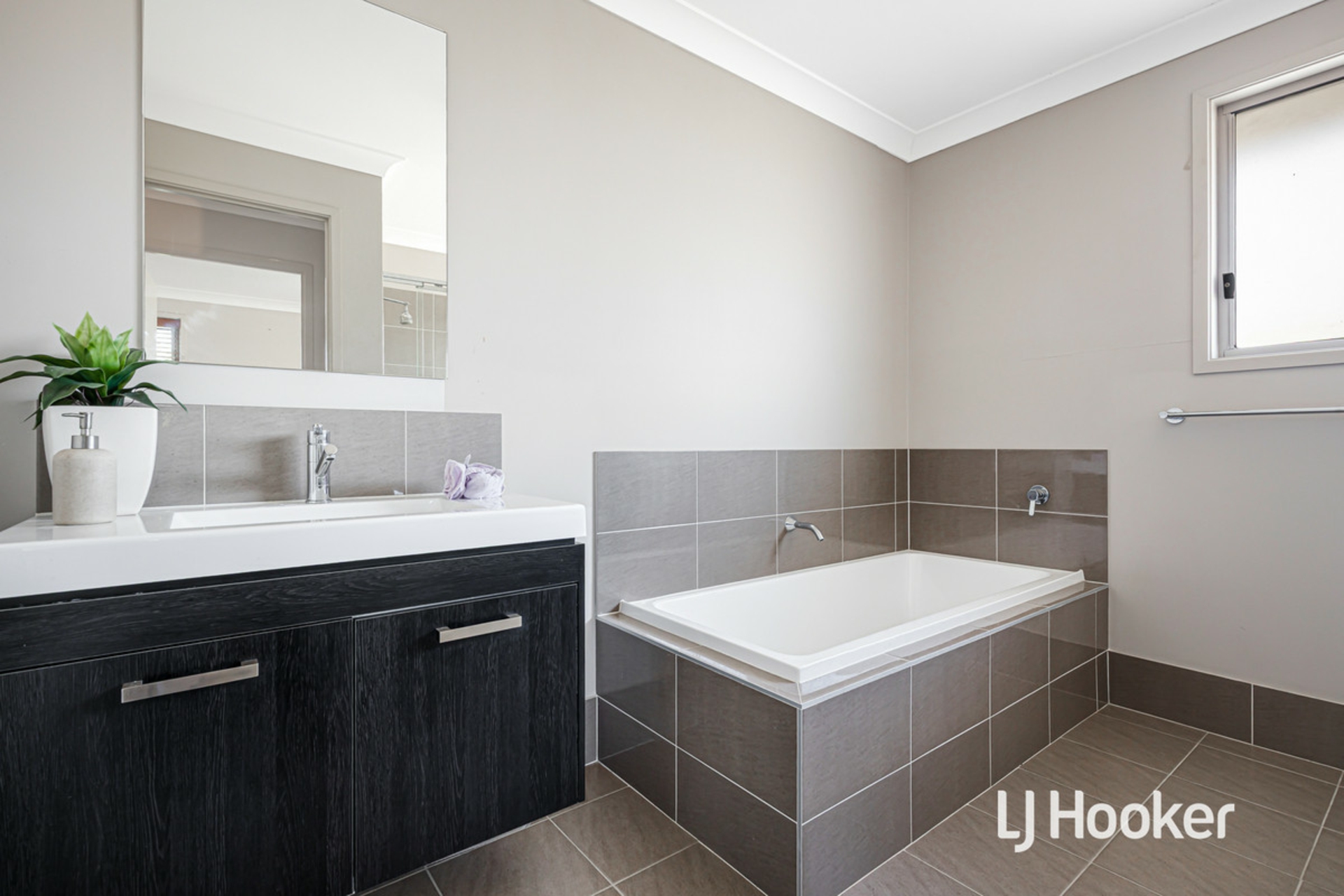 8 Yvette Street, SCHOFIELDS