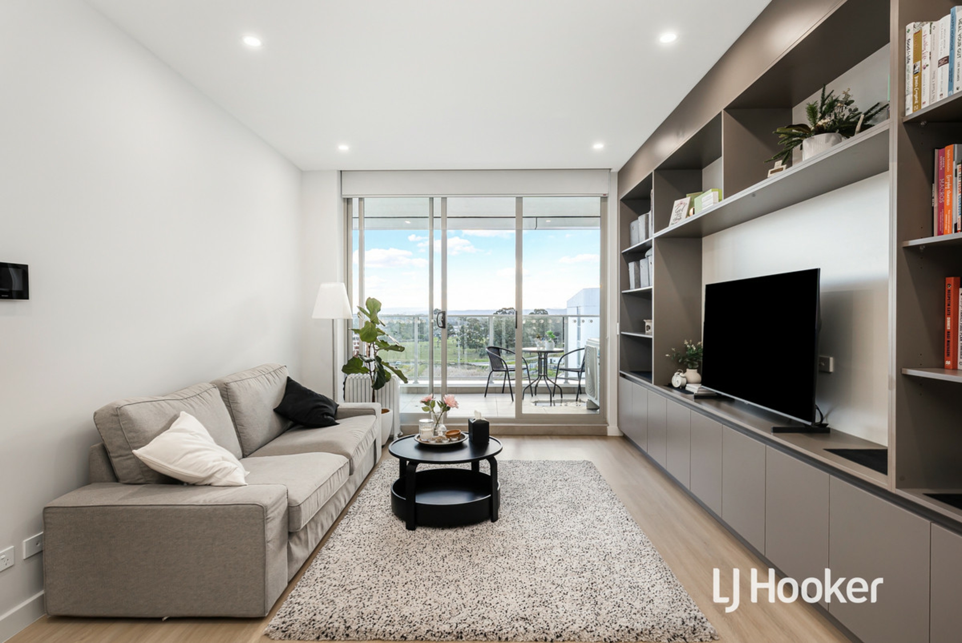 235/50B Jacqui Avenue — photo 4 of 14