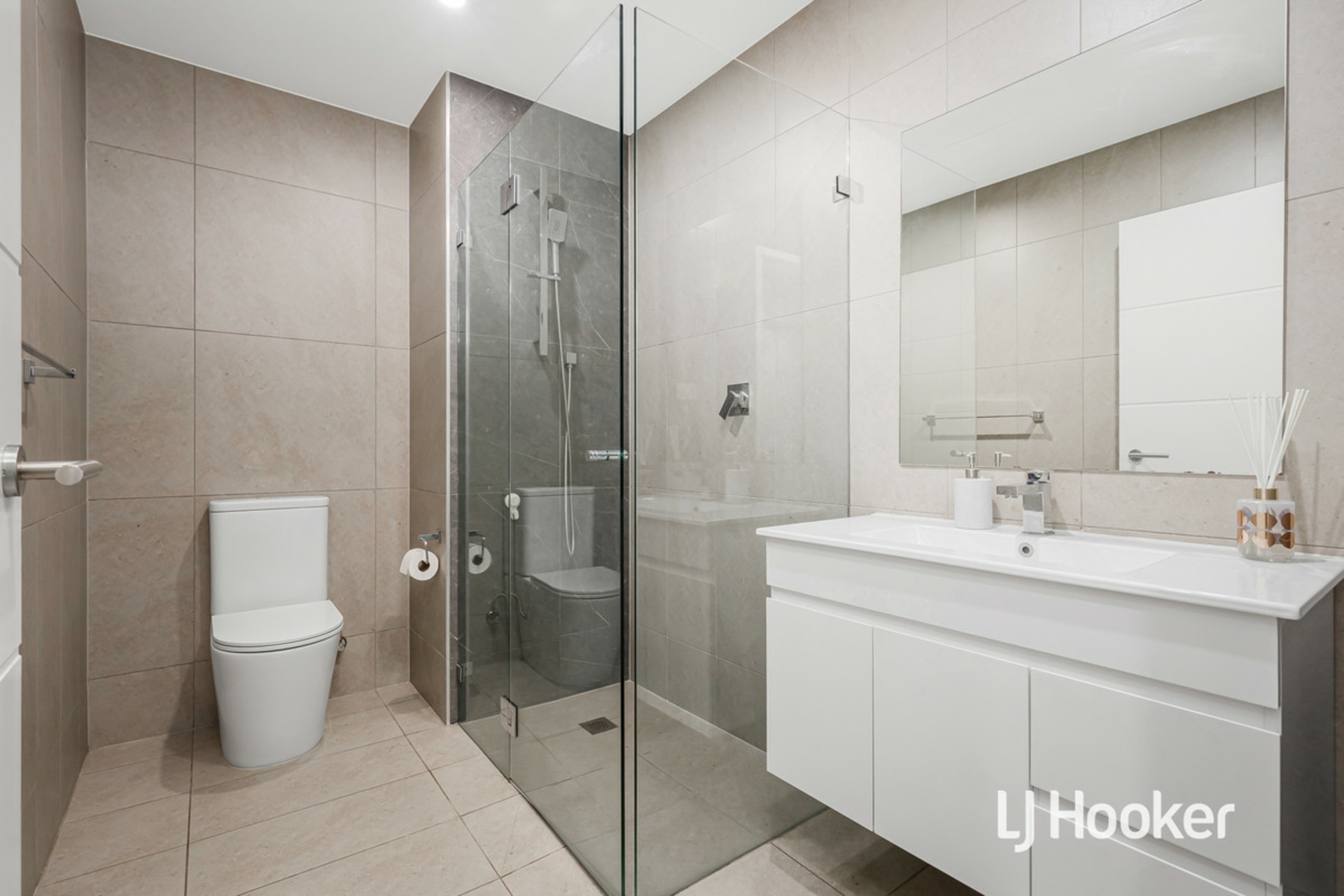 235/50B Jacqui Avenue — photo 6 of 14