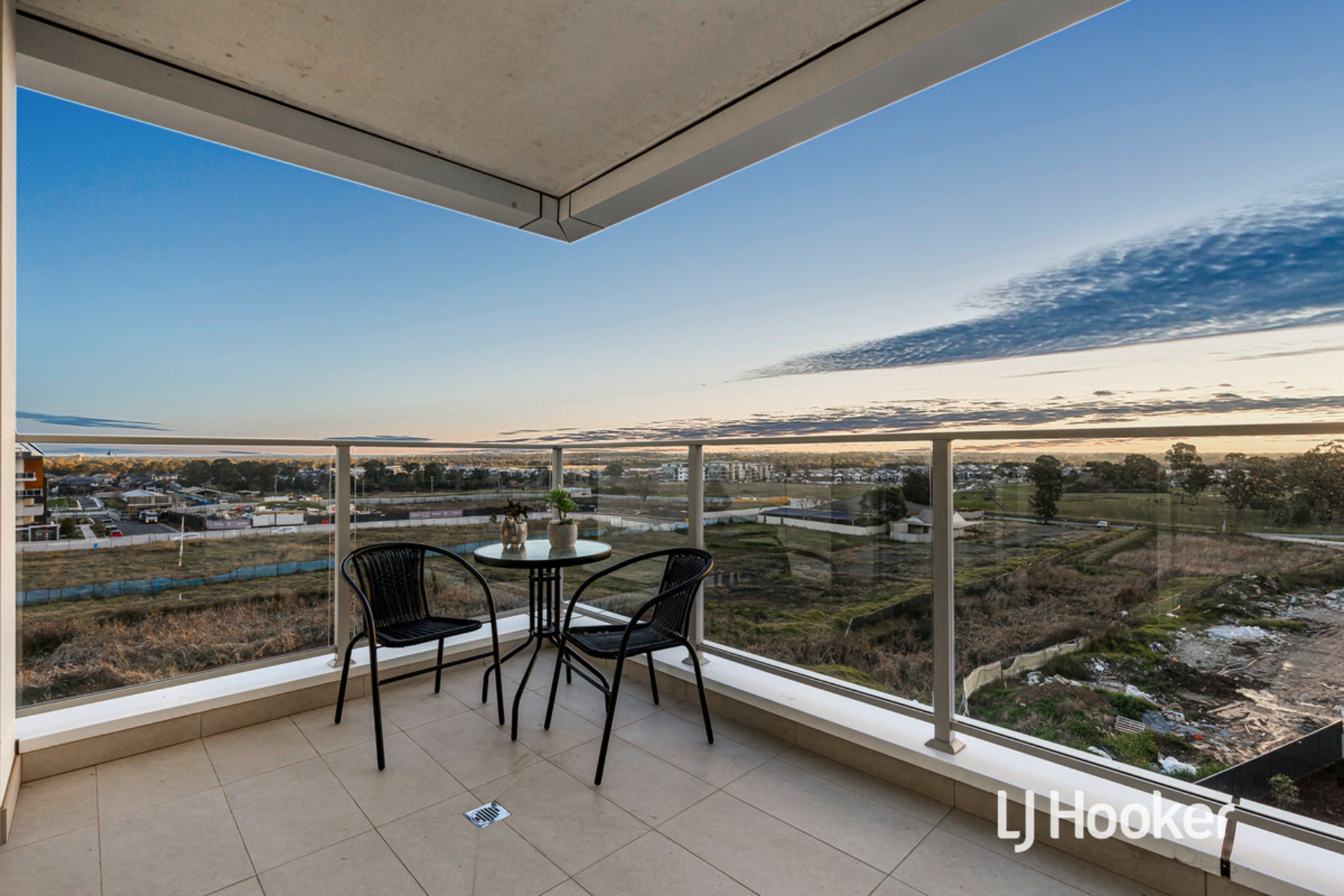 235/50B Jacqui Avenue — photo 7 of 14