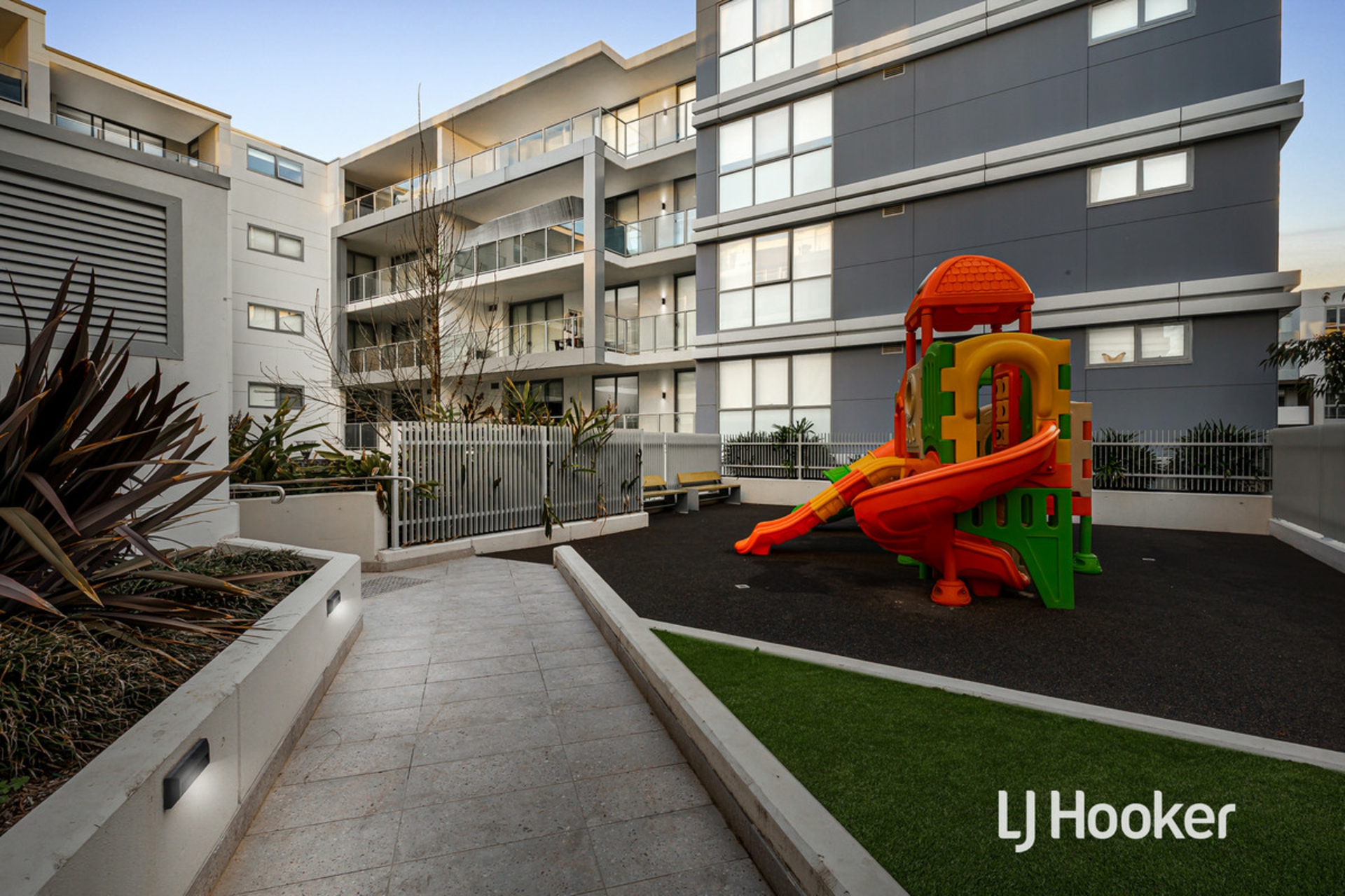 235/50B Jacqui Avenue — photo 8 of 14