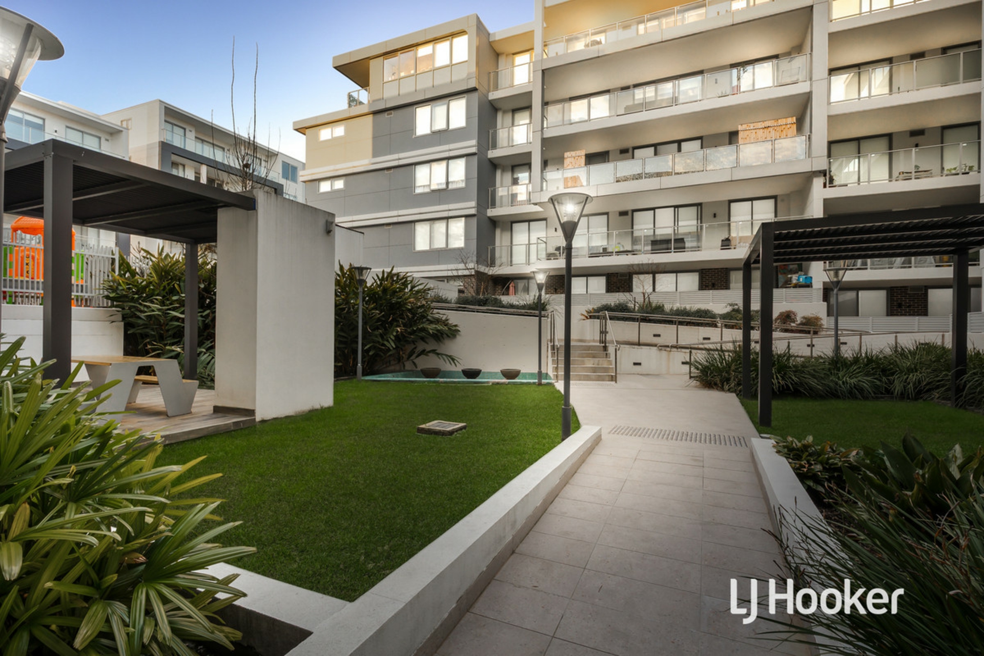 235/50B Jacqui Avenue — photo 9 of 14