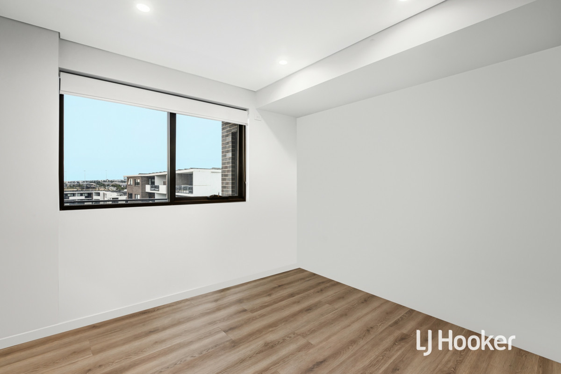 325/45 Manchester Drive — photo 5 of 13