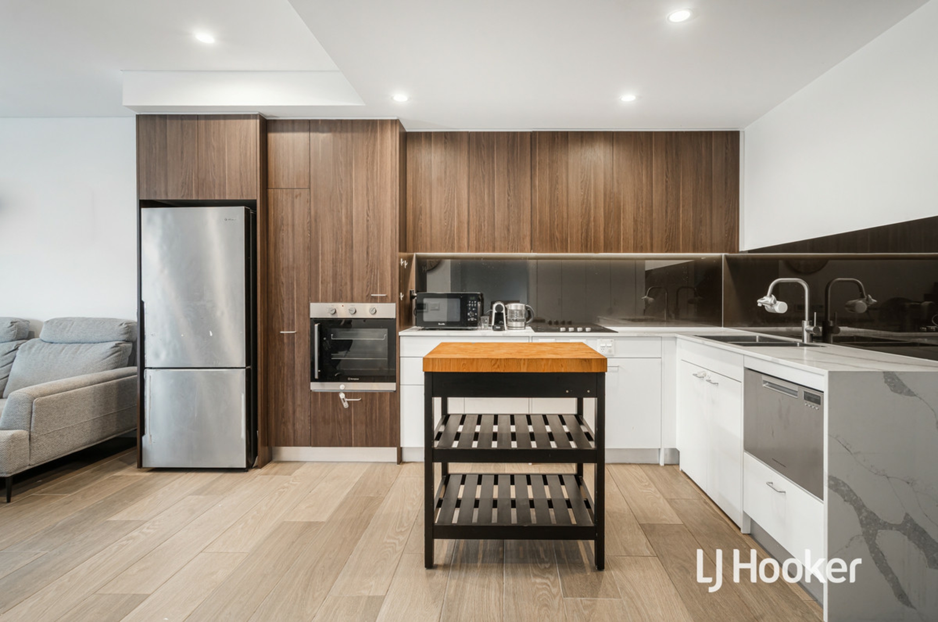 325/45 Manchester Drive — photo 7 of 13