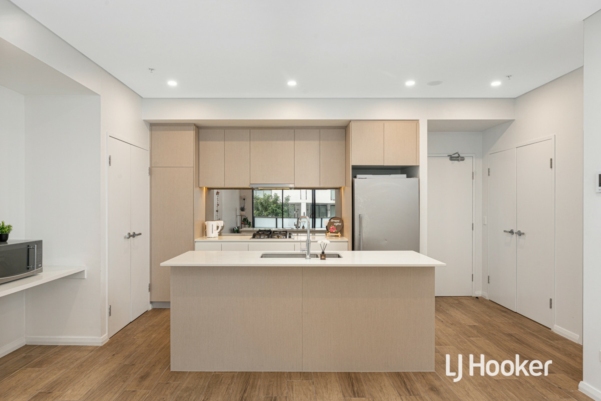 201/3 Herman Crescent — photo 3 of 8