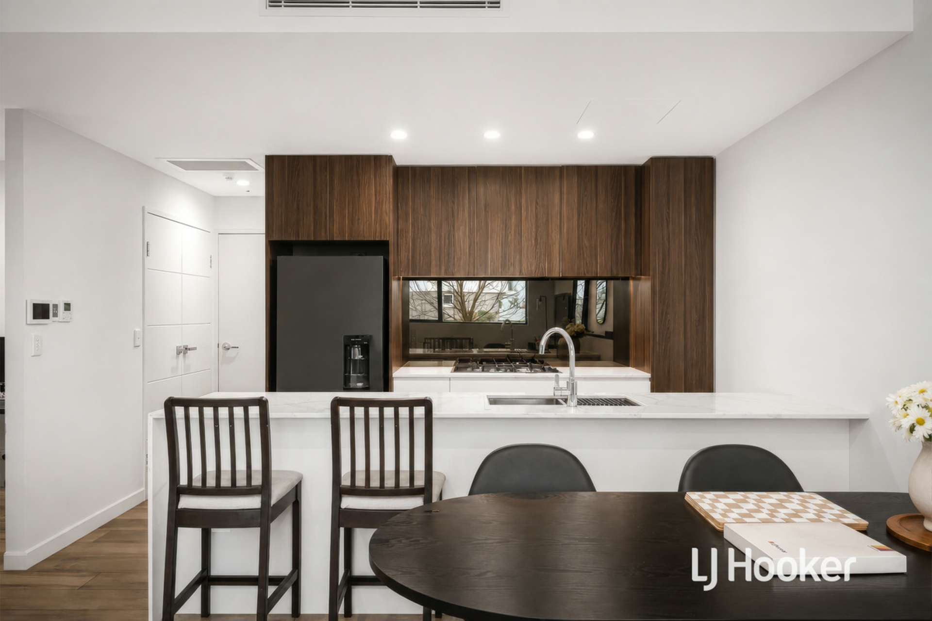 111/41b Manchester Drive — photo 2 of 11