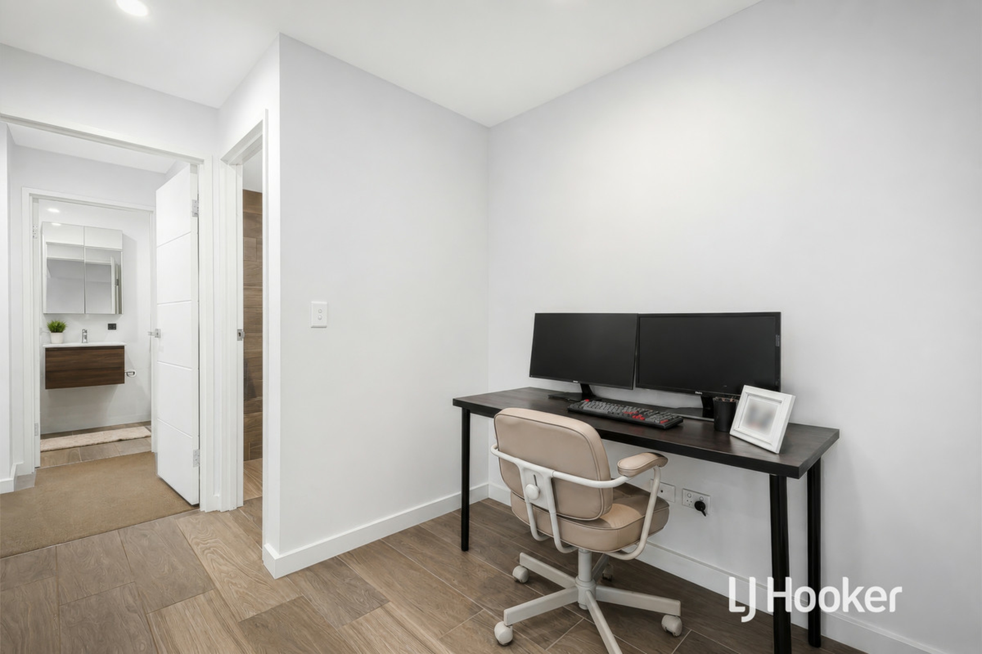 111/41b Manchester Drive — photo 4 of 11