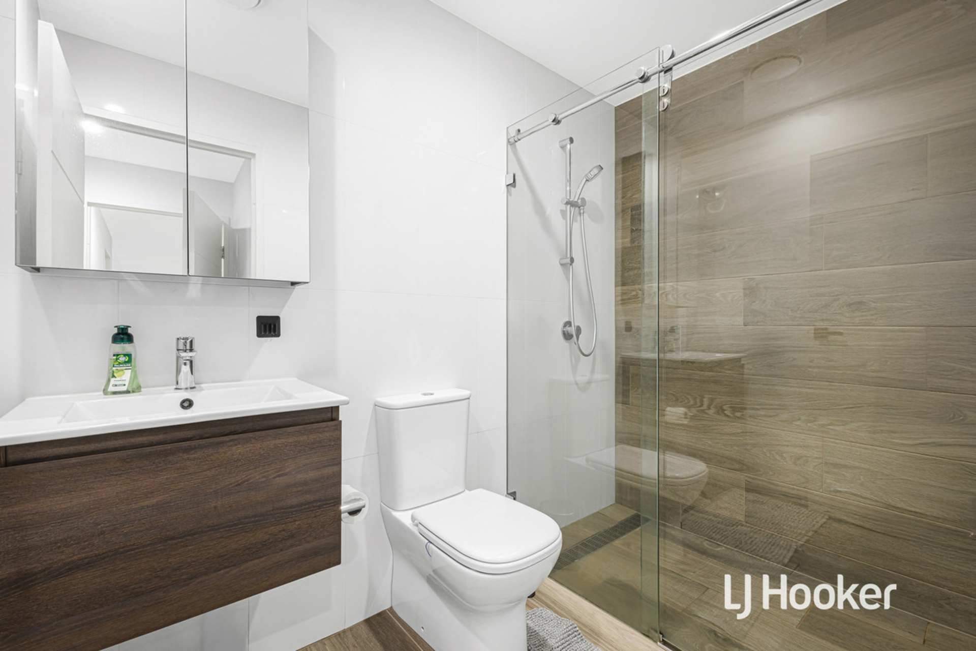 111/41b Manchester Drive — photo 6 of 11