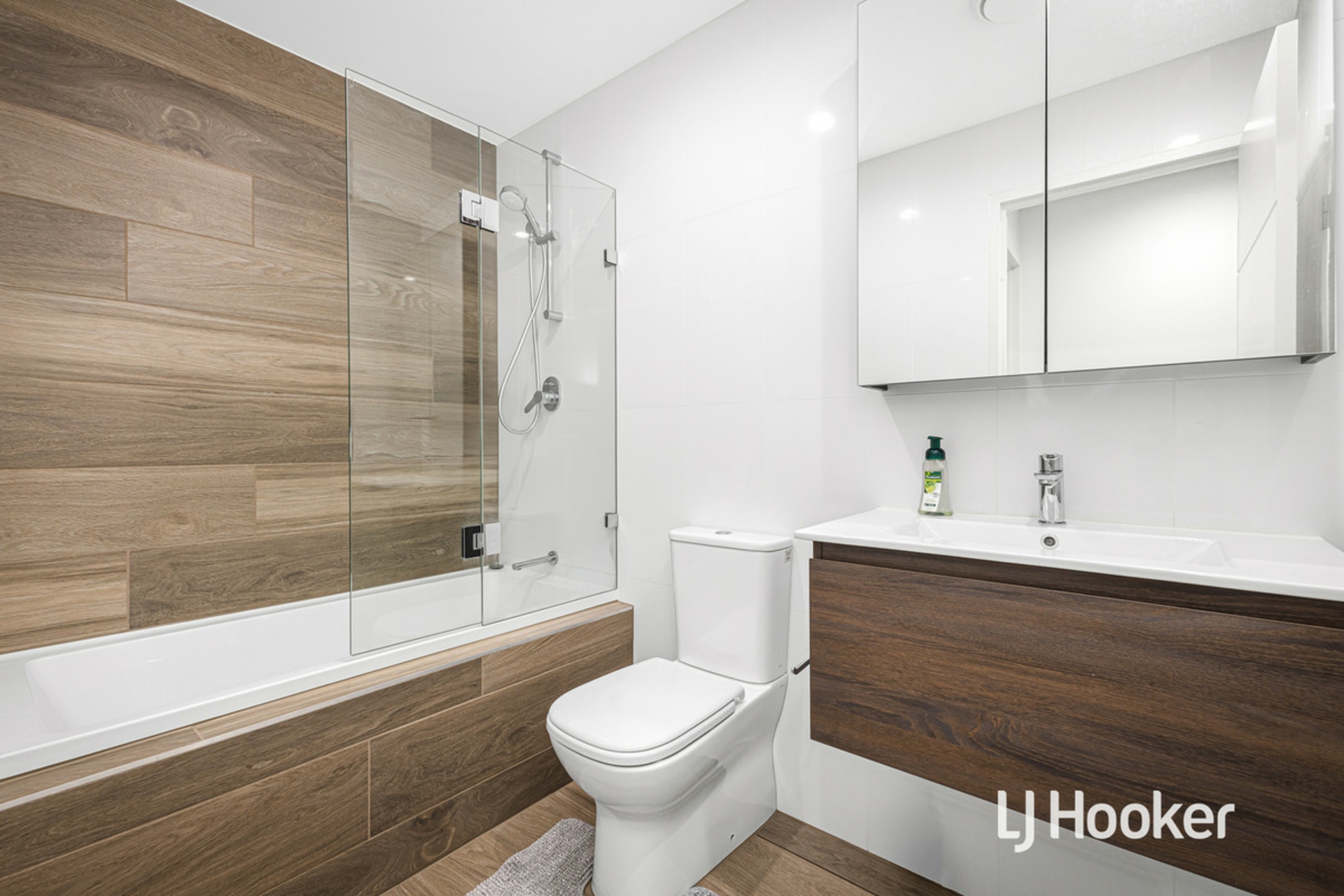111/41b Manchester Drive — photo 7 of 11