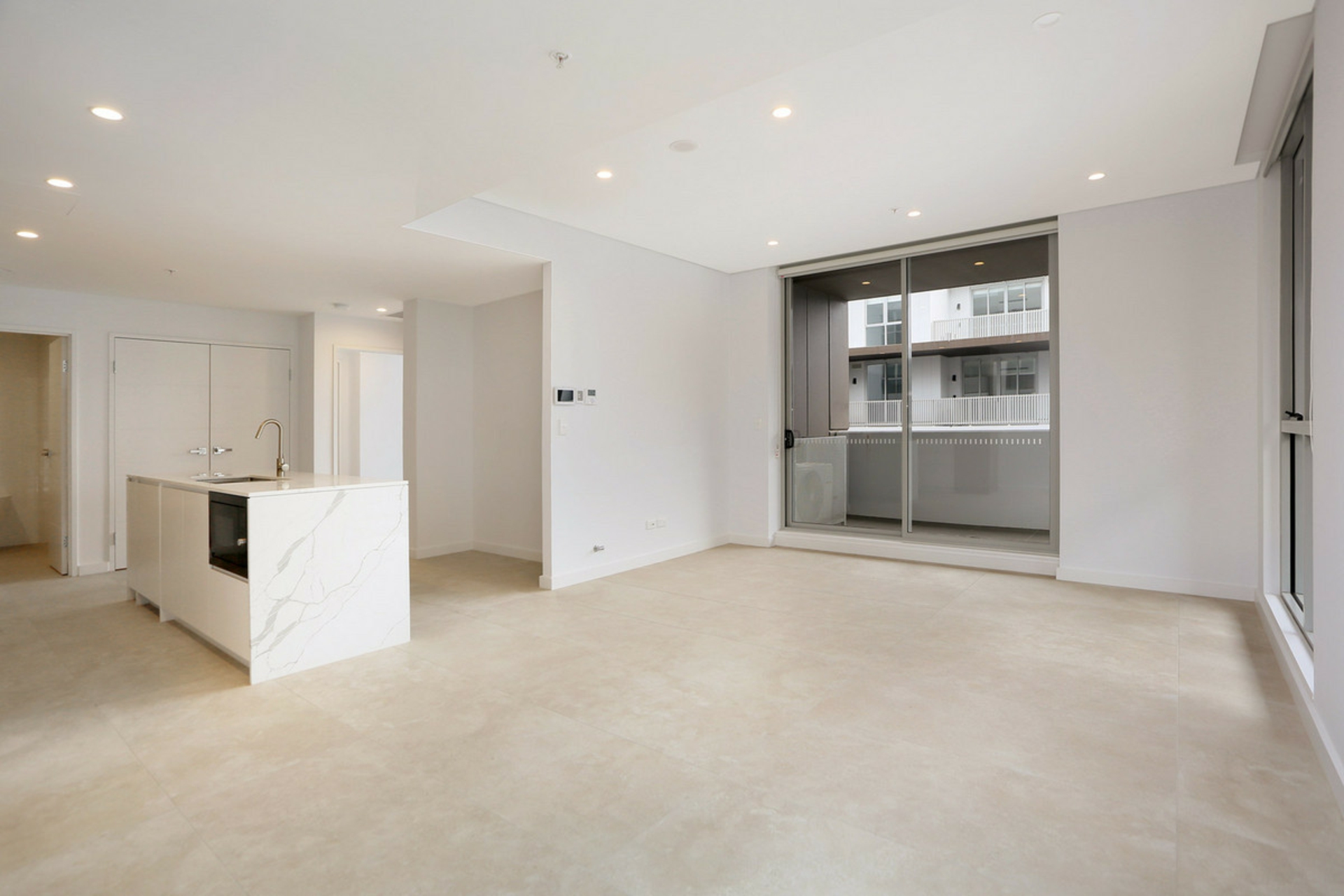 303/1 Isla Street — photo 2 of 4
