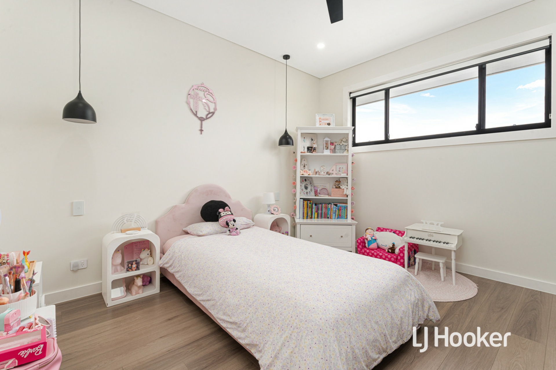 27 Caperbush Street — photo 10 of 13