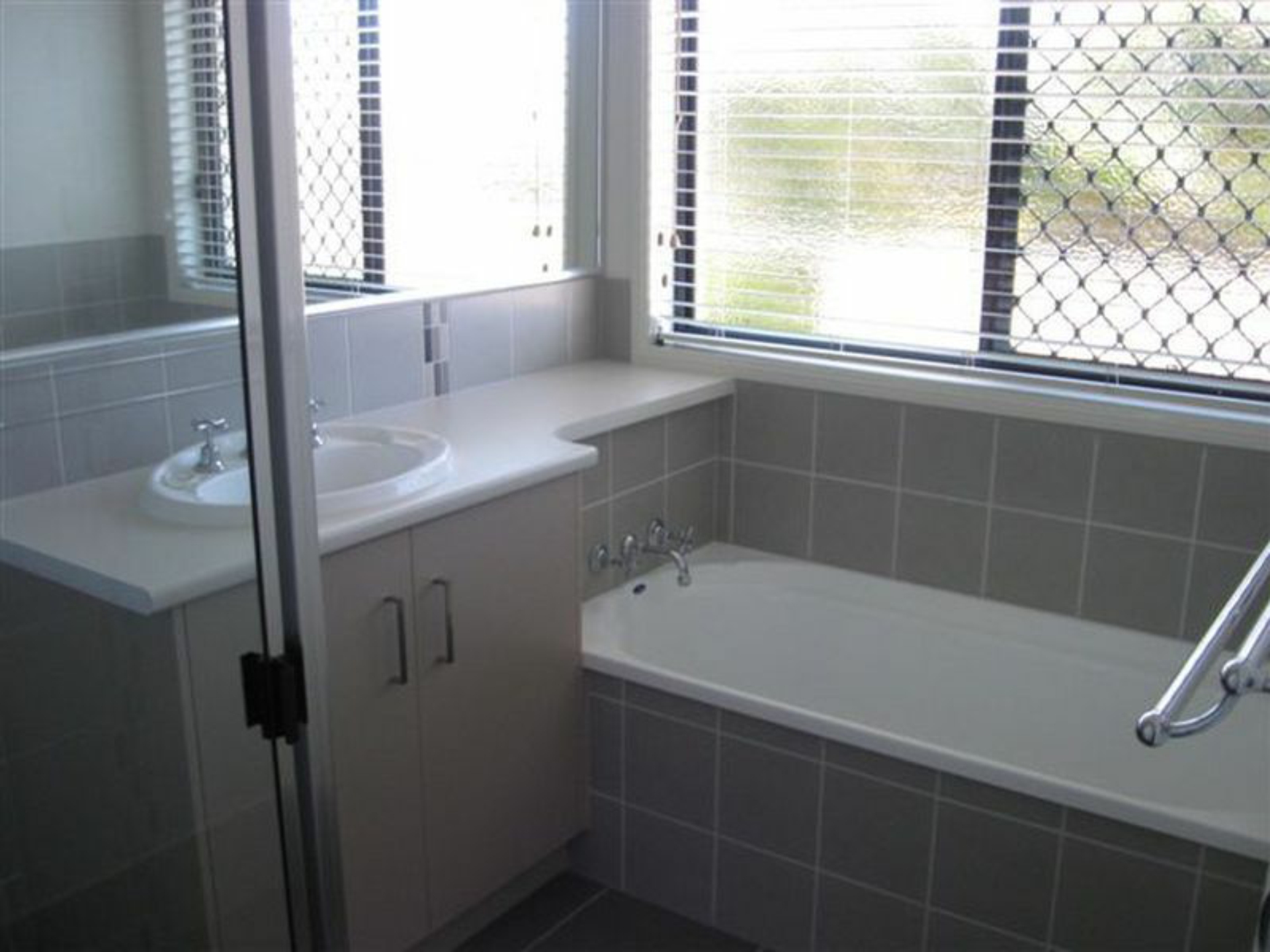 1/10 Hoey Street, KEARNEYS SPRING