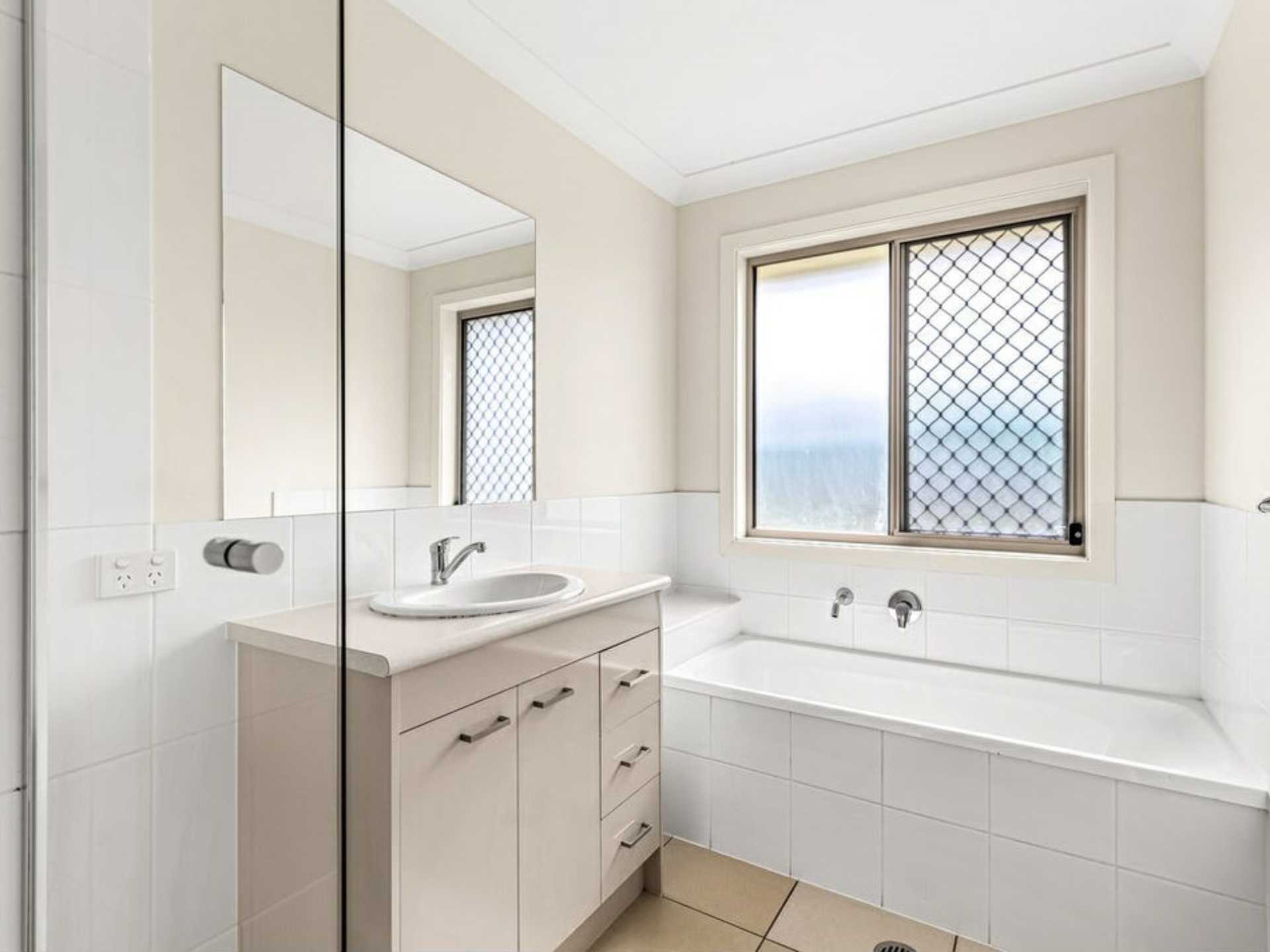 12 Lila Drive, COTSWOLD HILLS