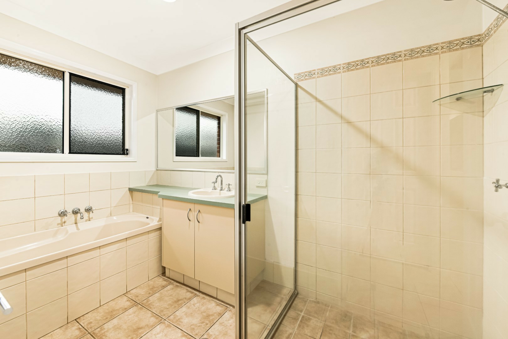15 Banksdale Drive, MIDDLE RIDGE