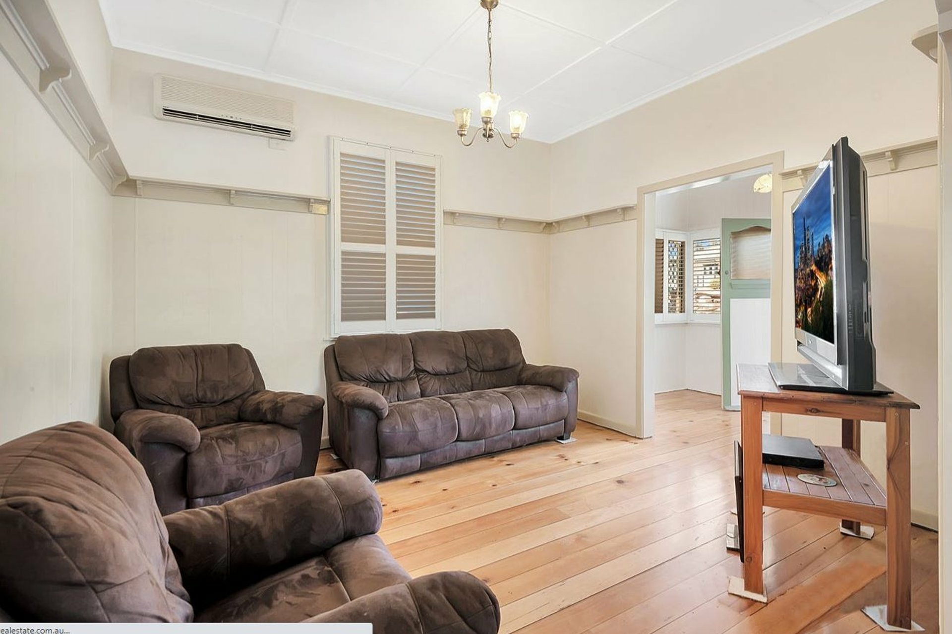 19 Weetwood Street — photo 2 of 9