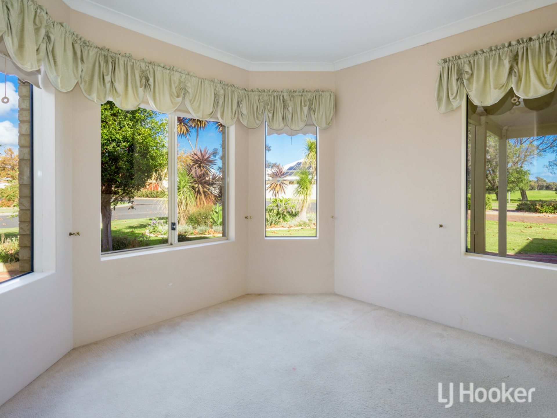 2 Birkdale Place, PELICAN POINT