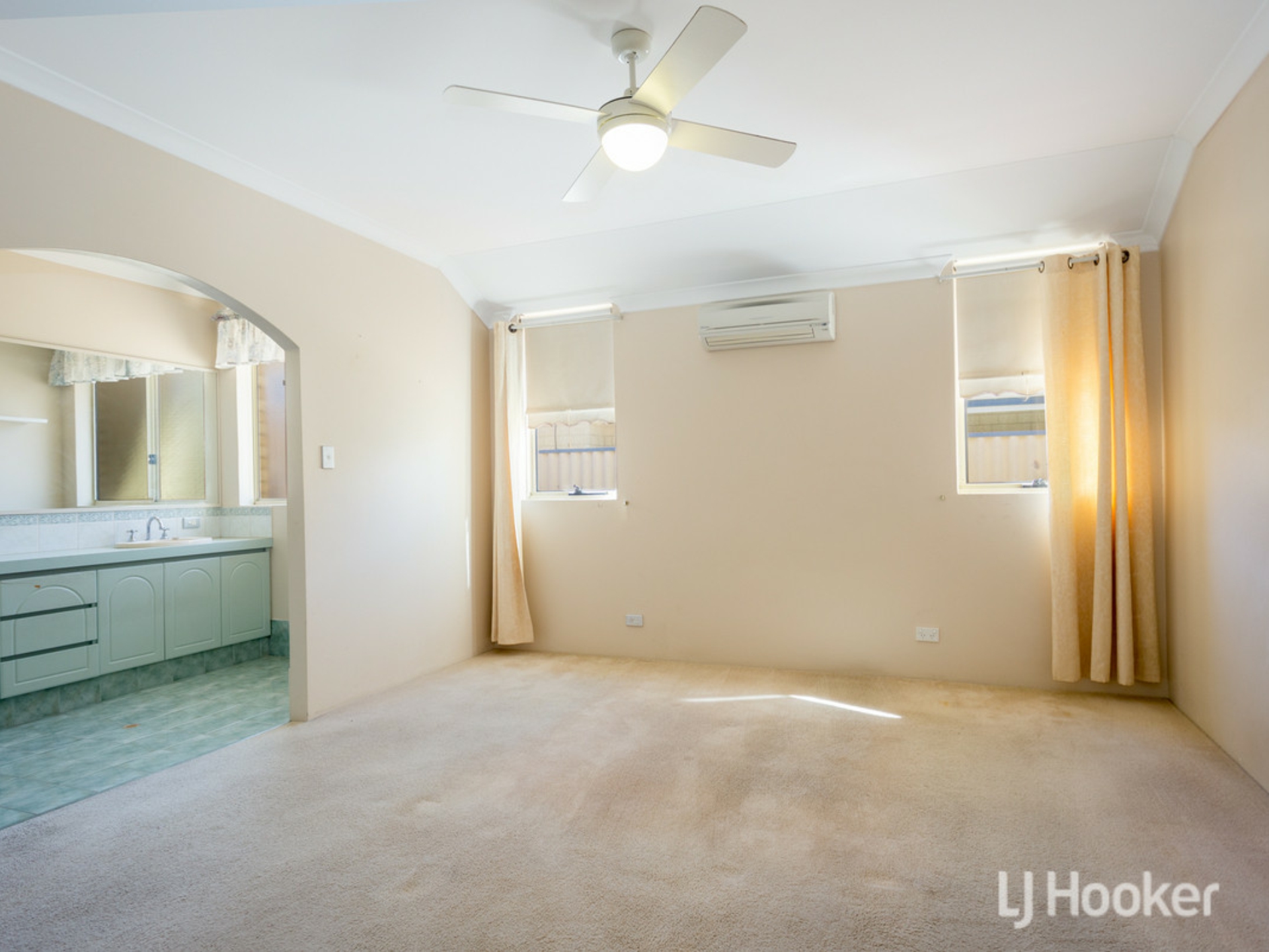 2 Birkdale Place, PELICAN POINT