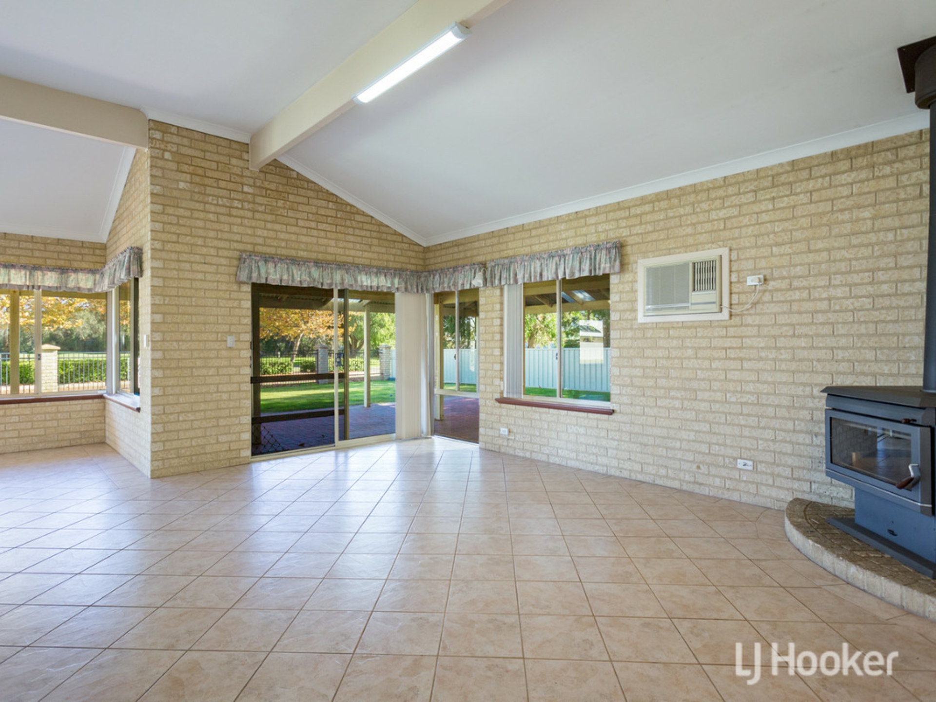 2 Birkdale Place, PELICAN POINT