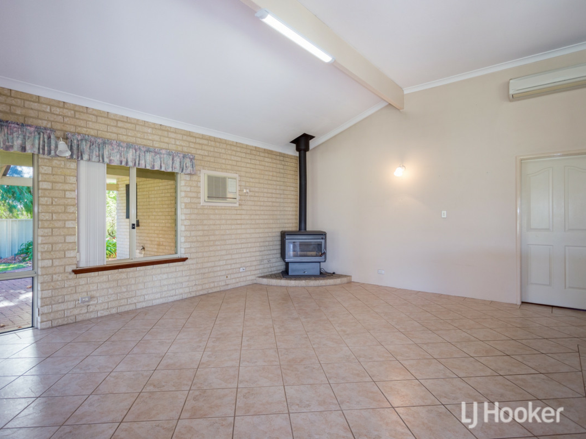 2 Birkdale Place, PELICAN POINT