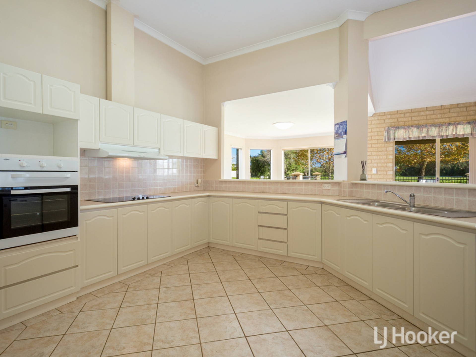 2 Birkdale Place, PELICAN POINT