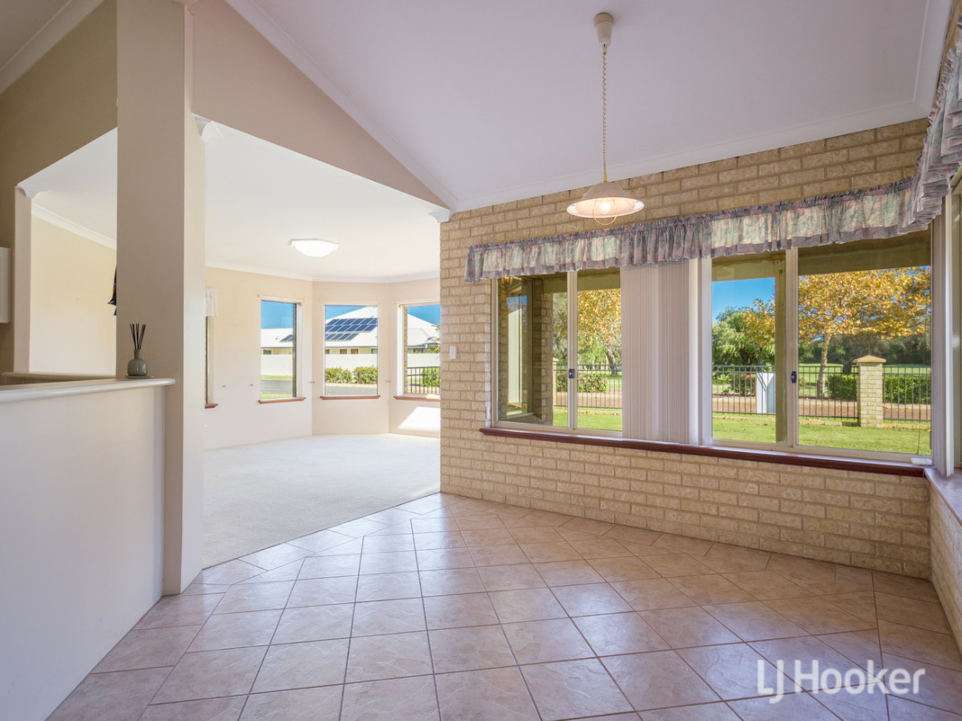 2 Birkdale Place, PELICAN POINT