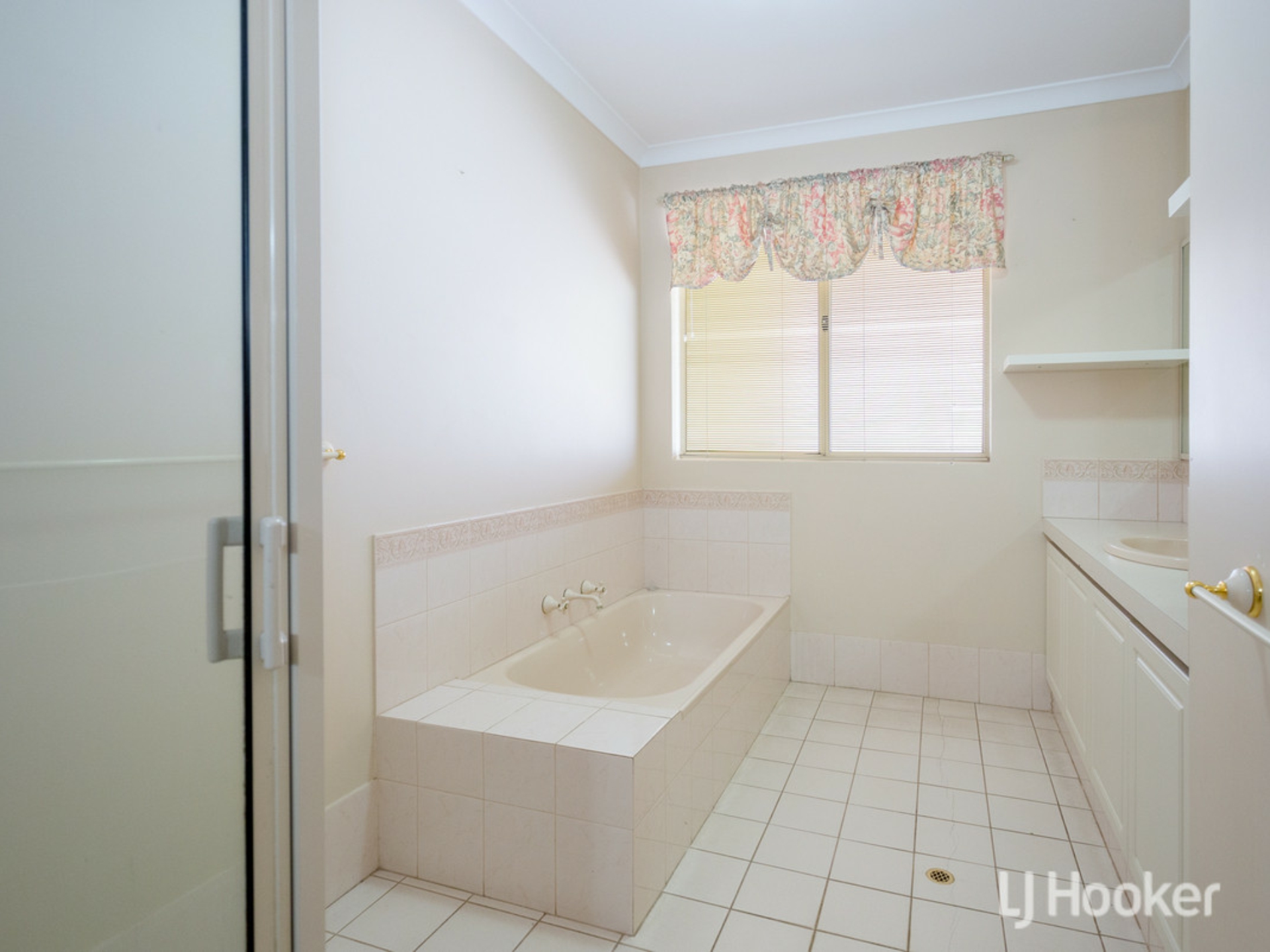 2 Birkdale Place, PELICAN POINT