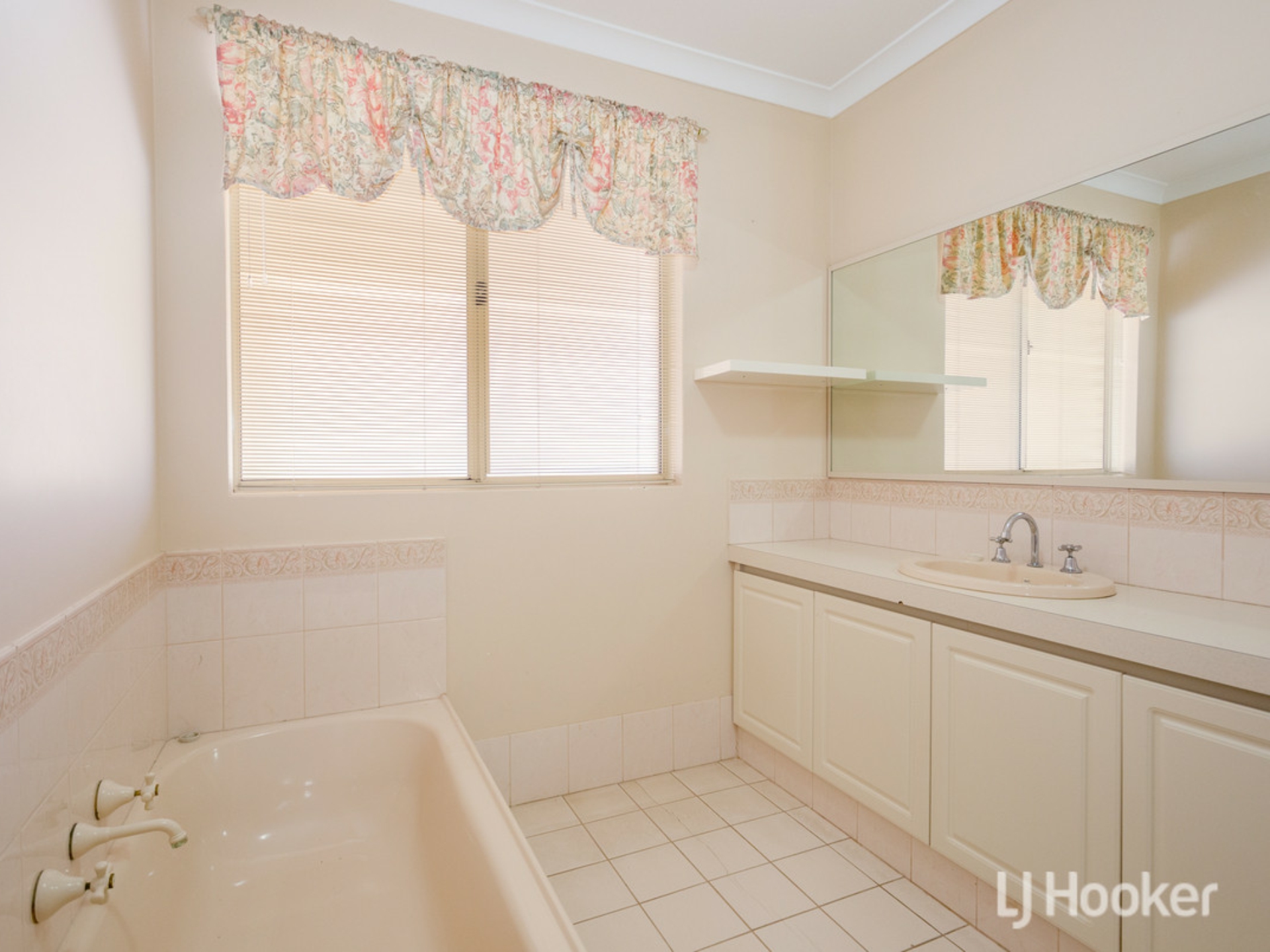 2 Birkdale Place, PELICAN POINT