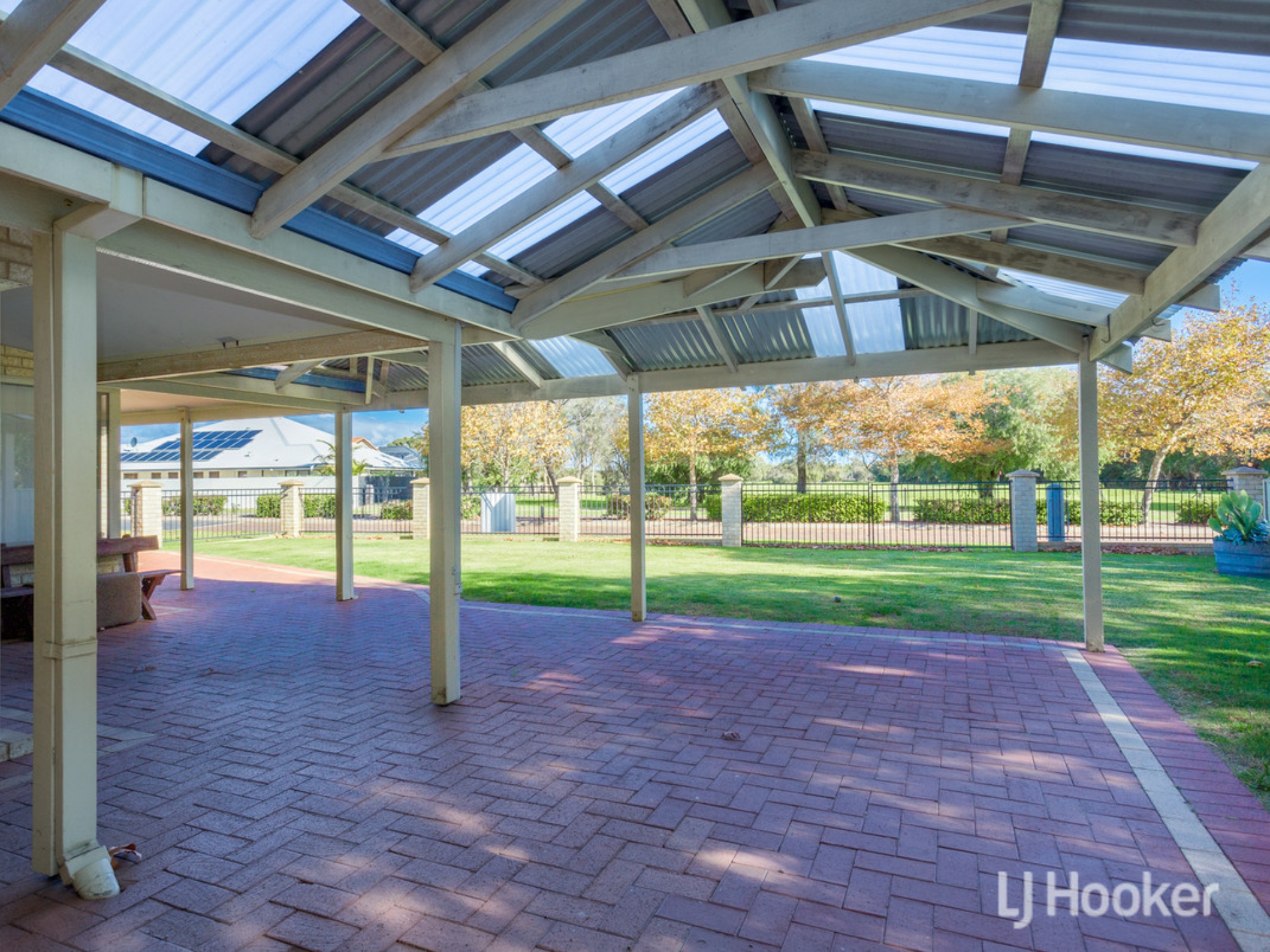 2 Birkdale Place, PELICAN POINT