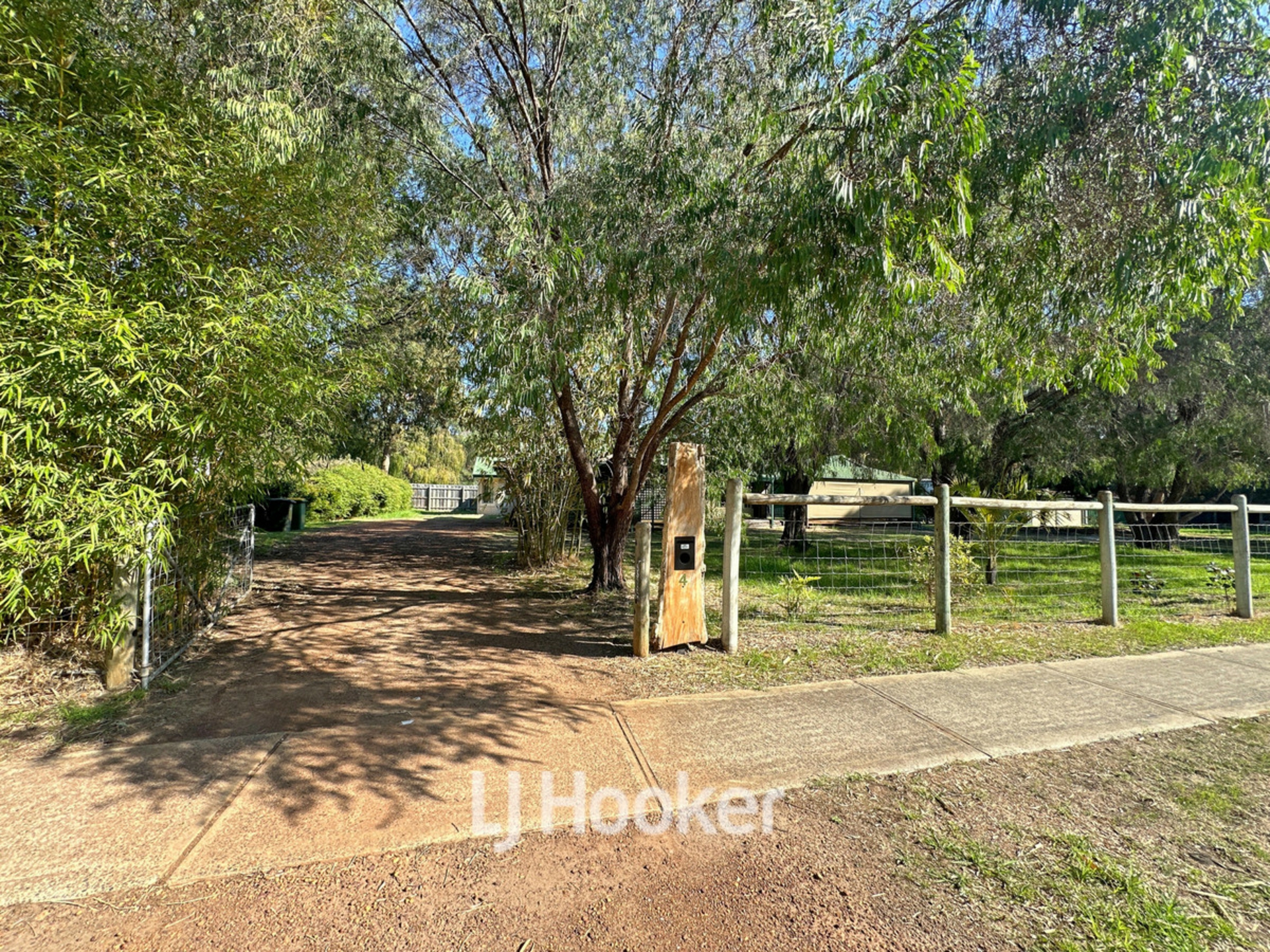 4 Country Road, BOVELL
