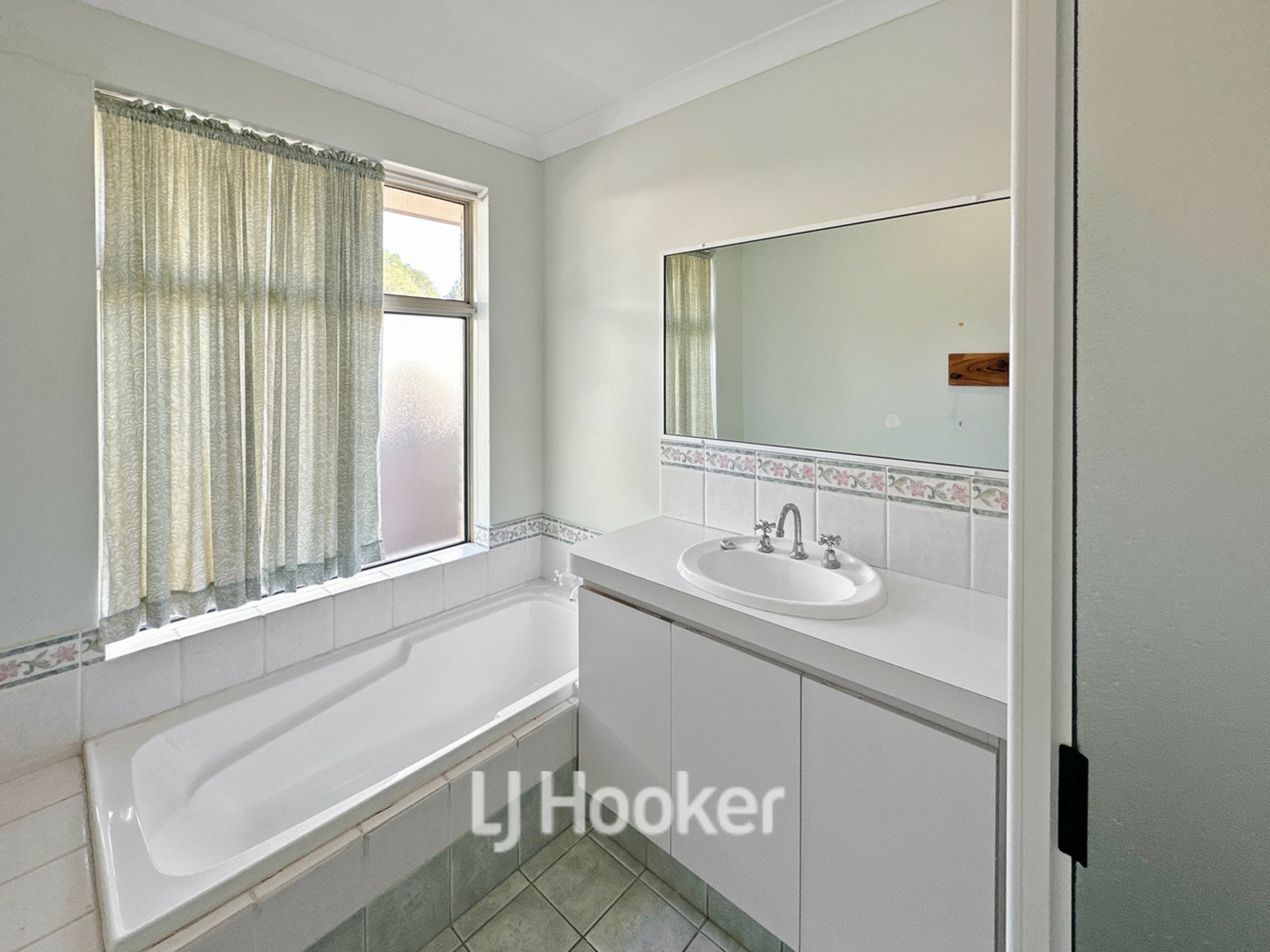 4 Country Road, BOVELL