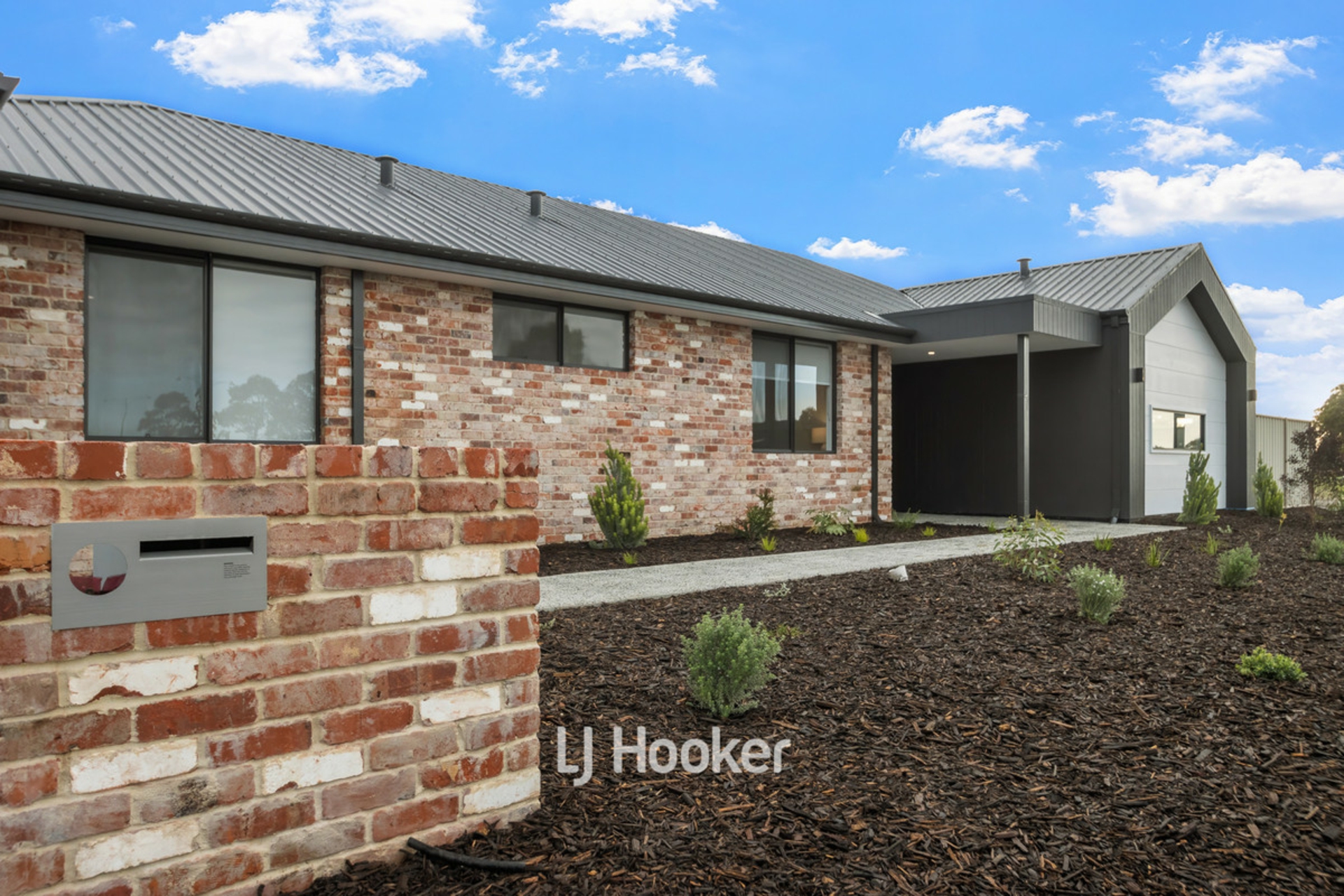 90 Grand Entrance, AUSTRALIND