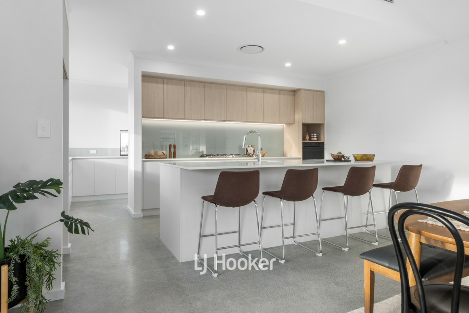 90 Grand Entrance, AUSTRALIND