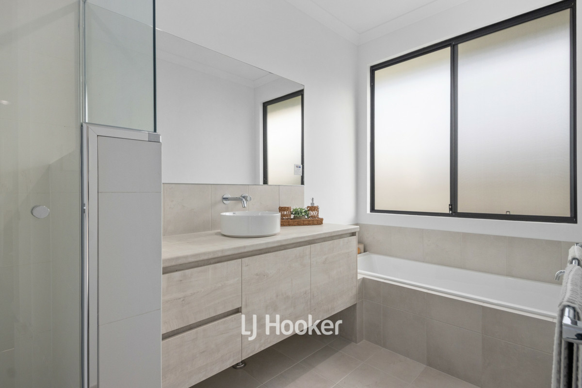 90 Grand Entrance, AUSTRALIND