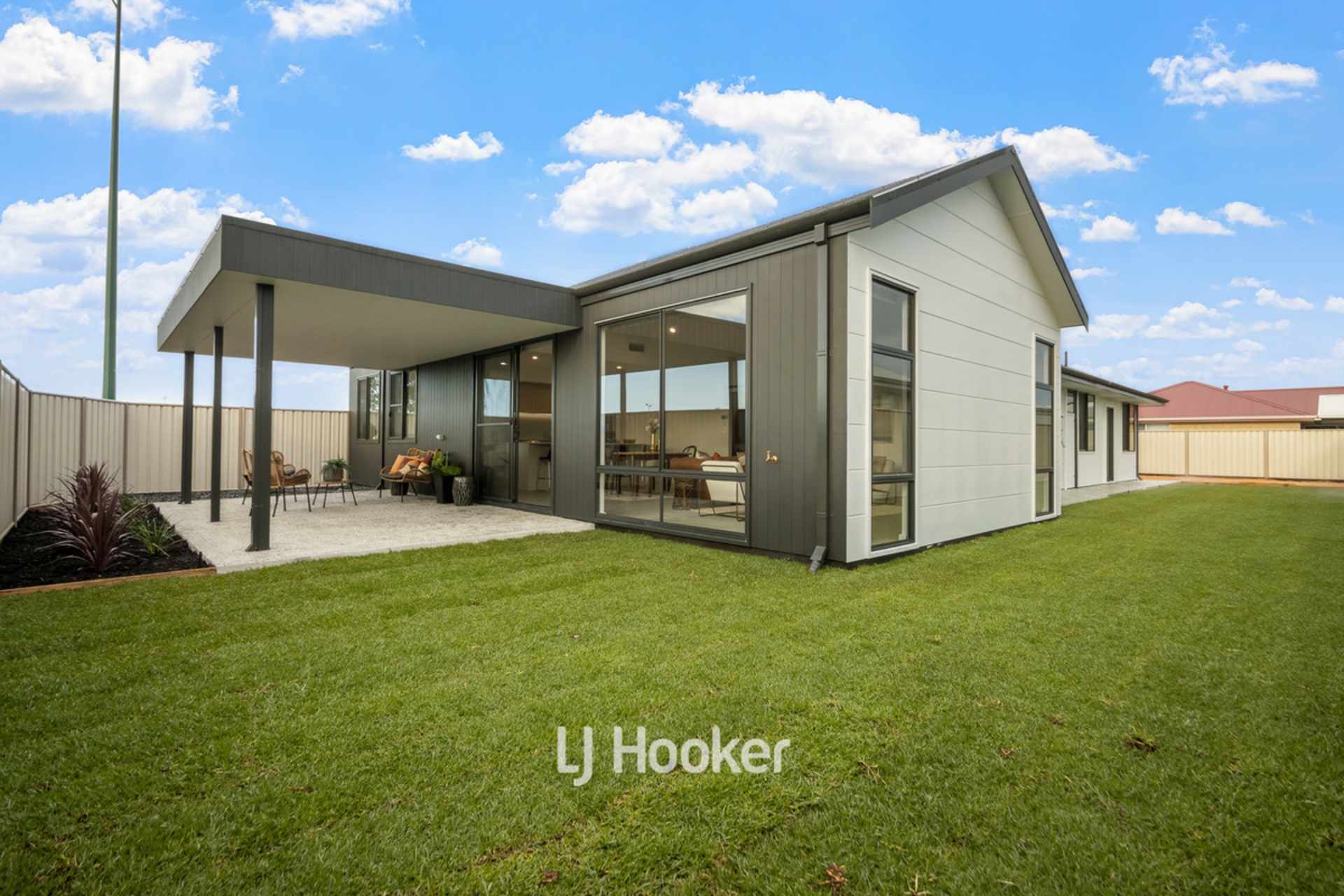 90 Grand Entrance, AUSTRALIND