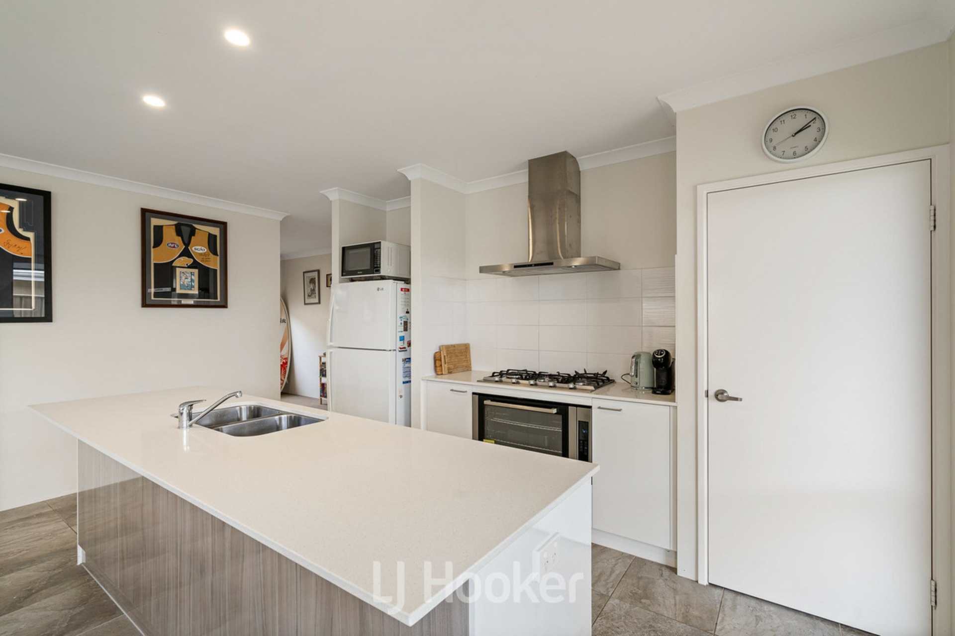 19 Pinehurst Crescent — photo 4 of 19