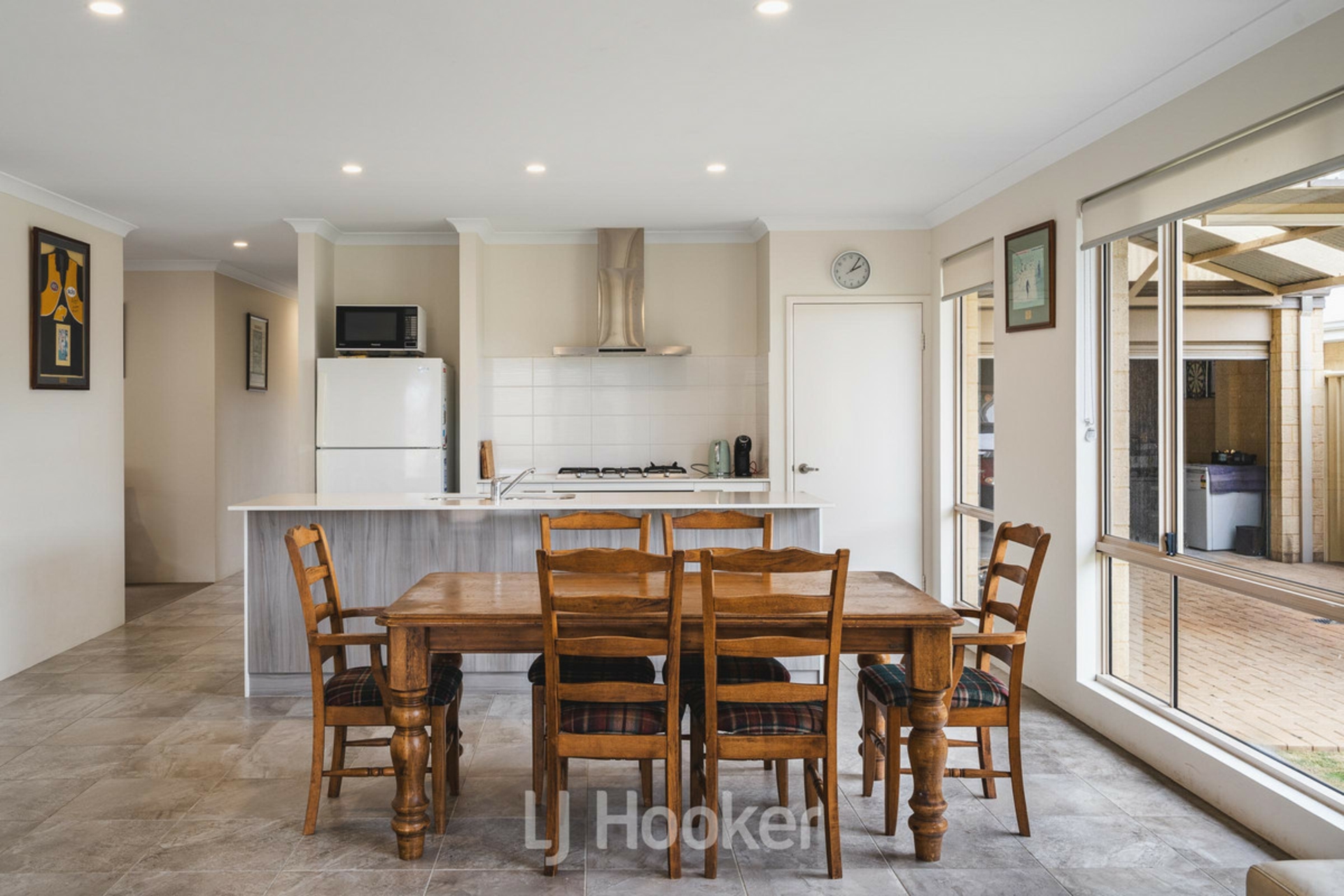 19 Pinehurst Crescent — photo 5 of 19