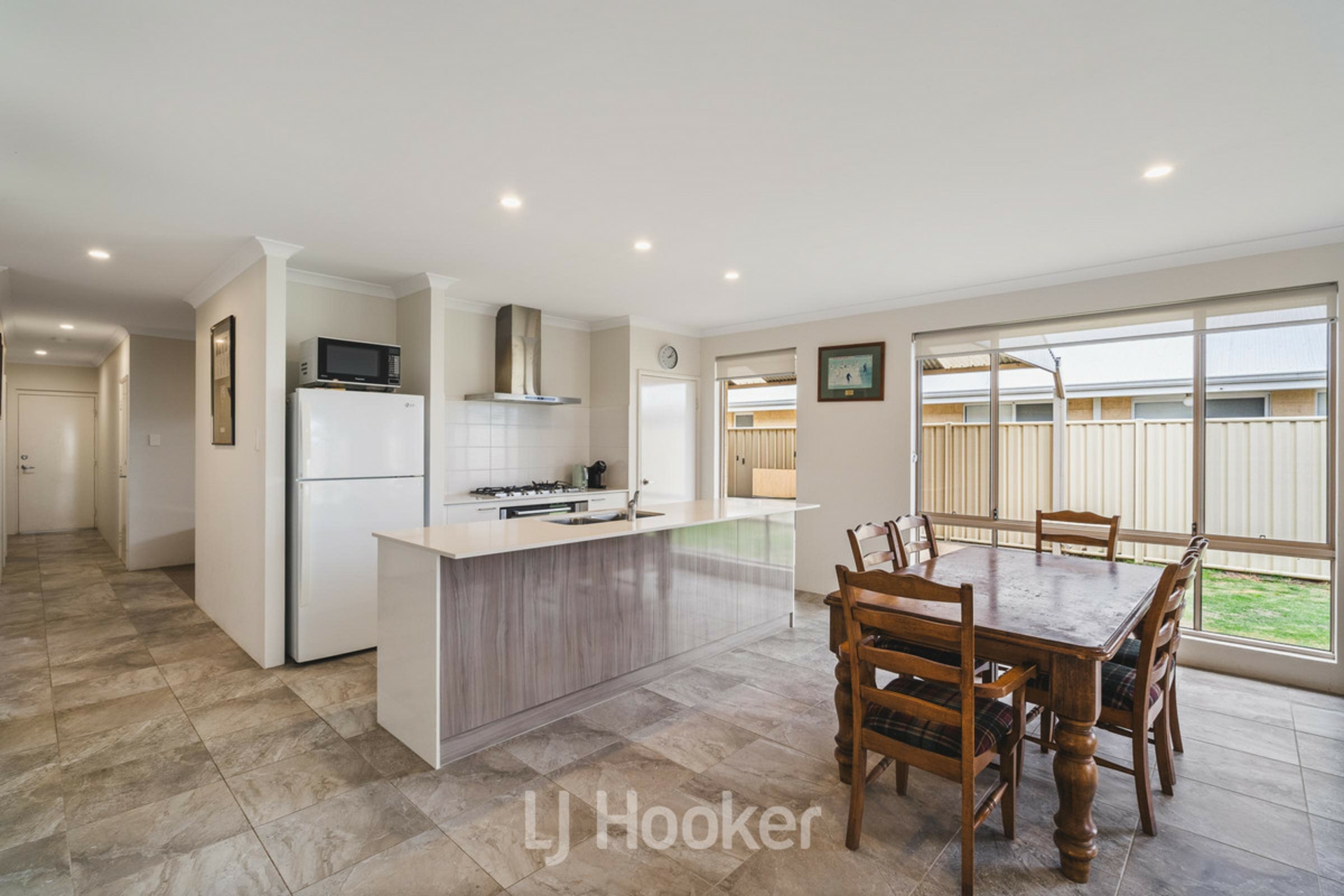 19 Pinehurst Crescent — photo 6 of 19