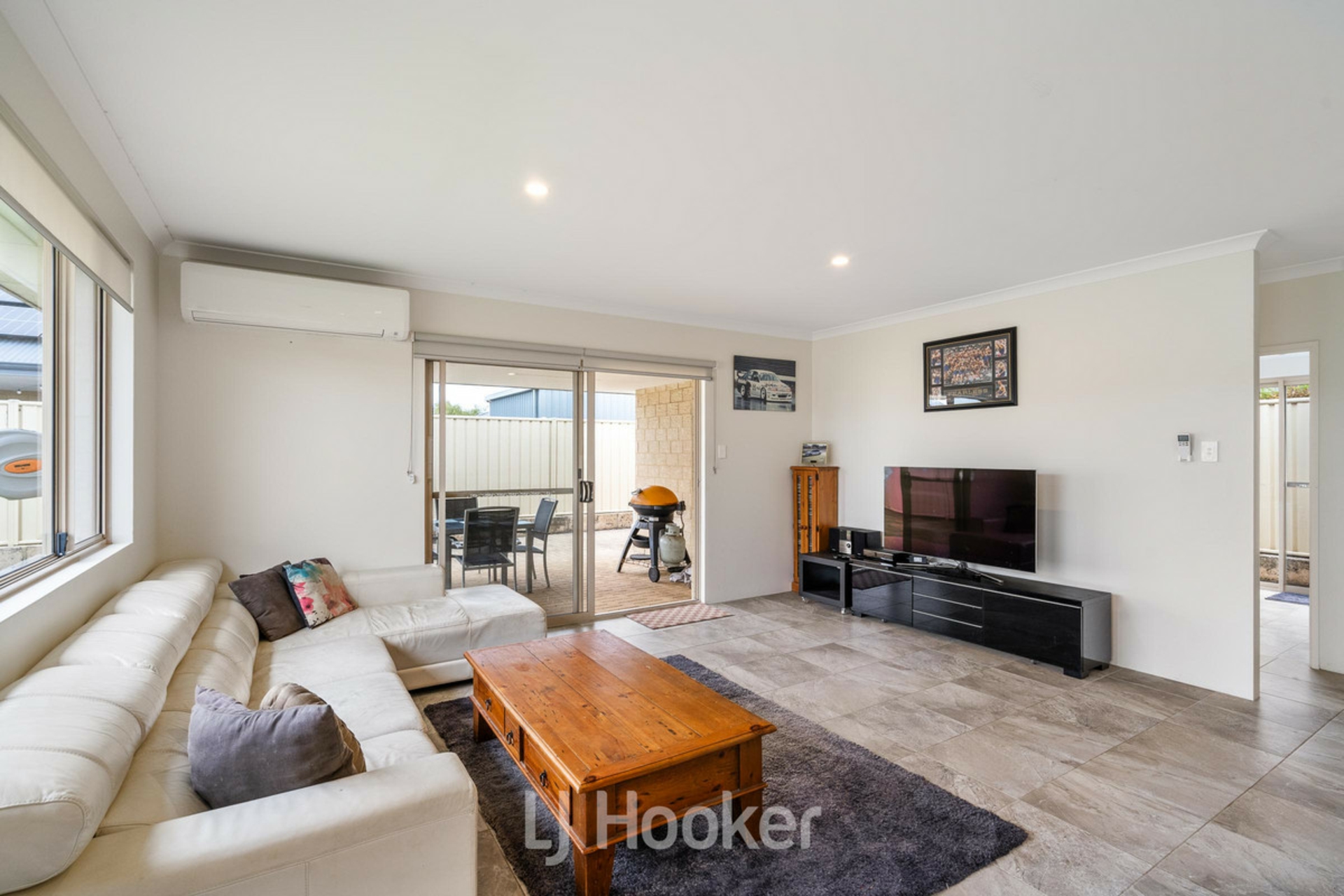 19 Pinehurst Crescent — photo 8 of 19