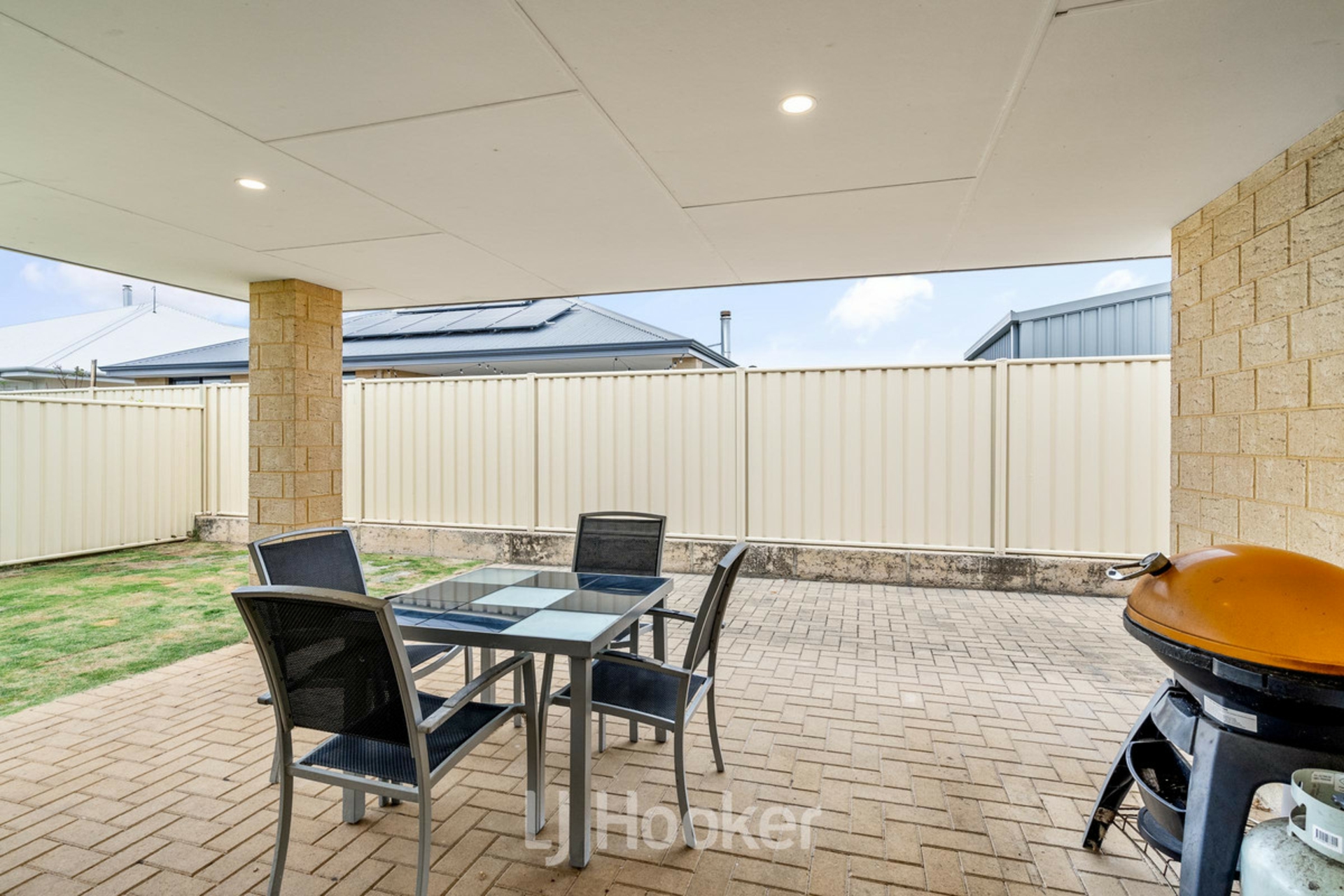 19 Pinehurst Crescent — photo 18 of 19