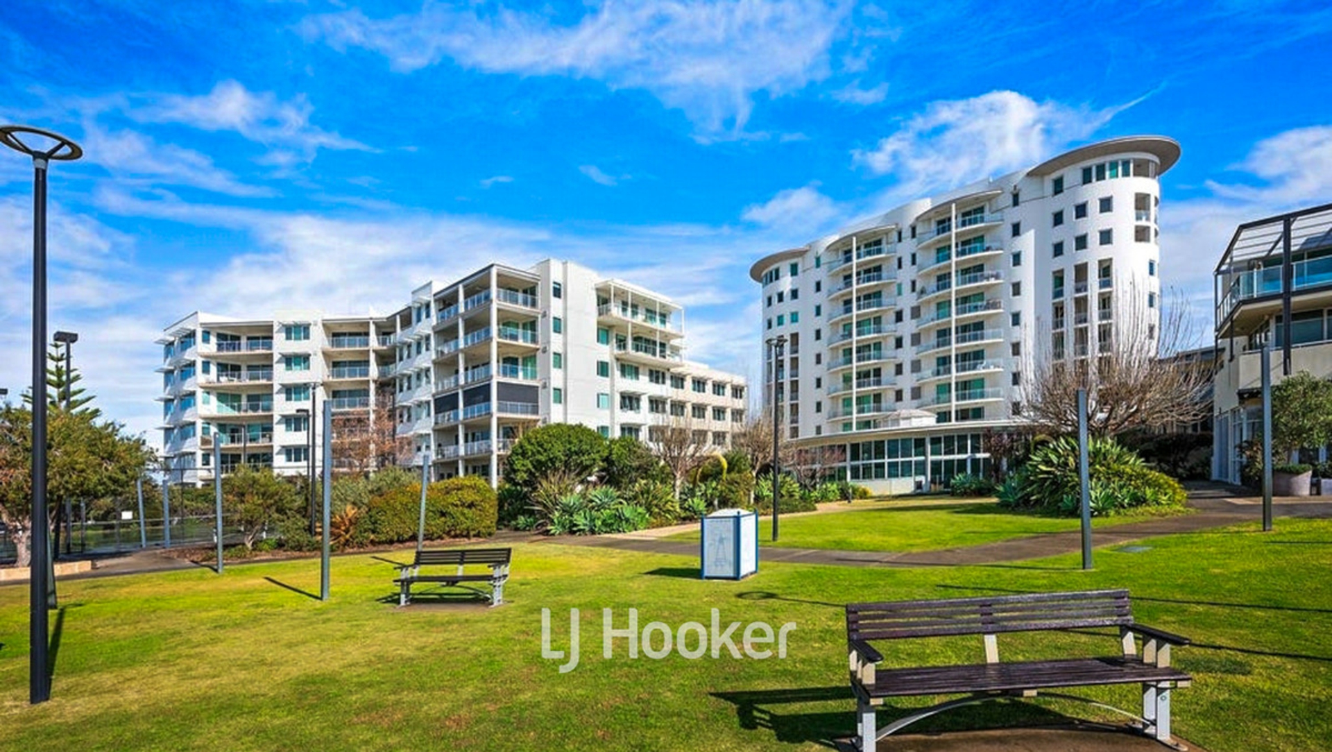 19/11-19 Casuarina Drive — photo 2 of 18