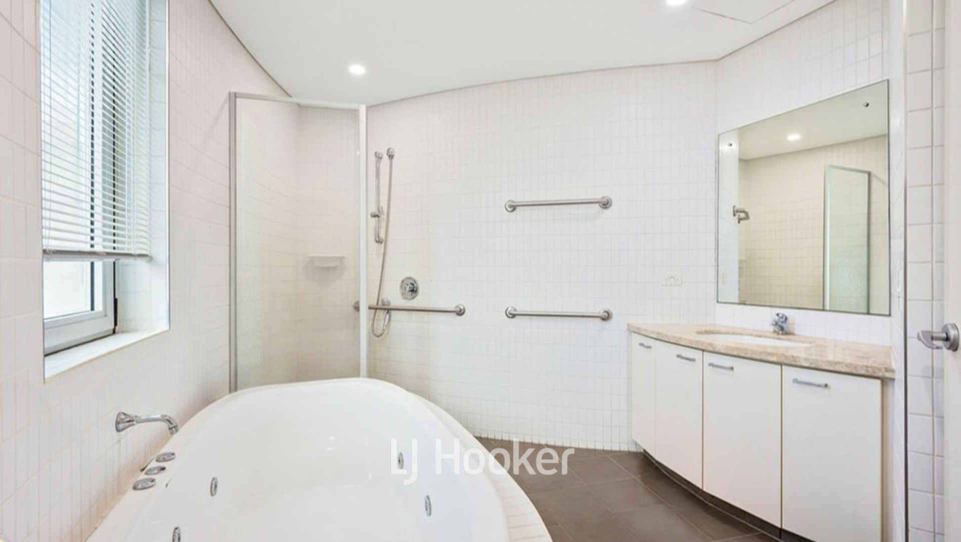 19/11-19 Casuarina Drive — photo 10 of 18