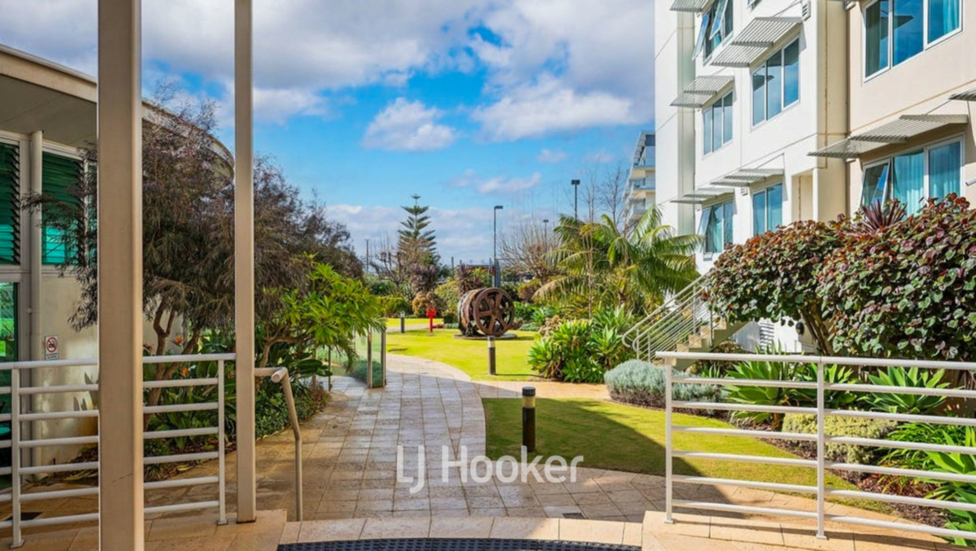19/11-19 Casuarina Drive — photo 14 of 18