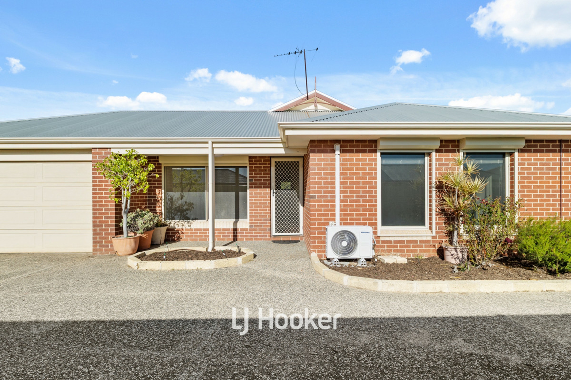 2/19 Gibson Street — photo from LJ Hooker Property South West WA