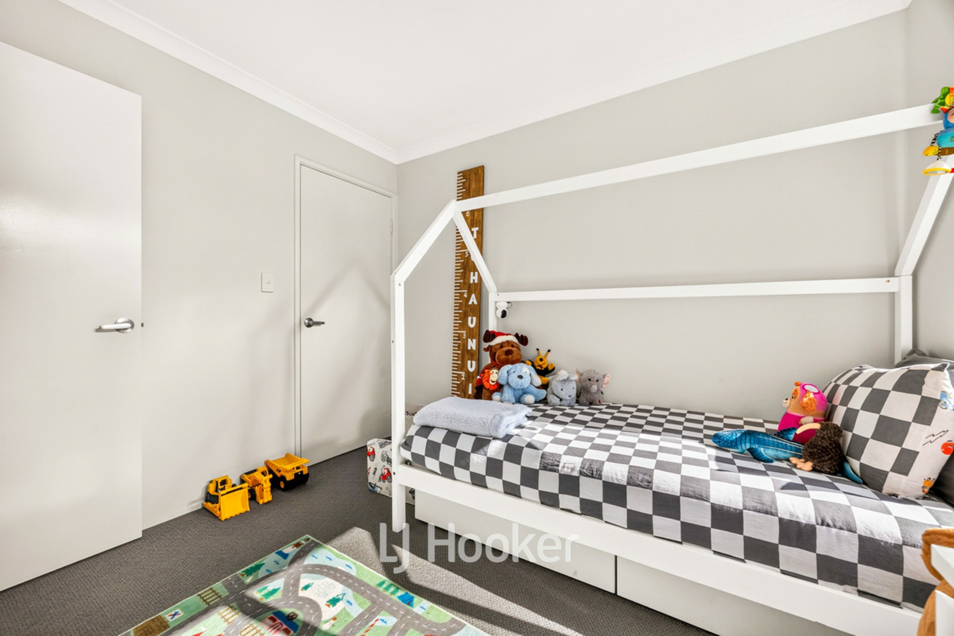 24 Kingfisher Road — photo 17 of 27