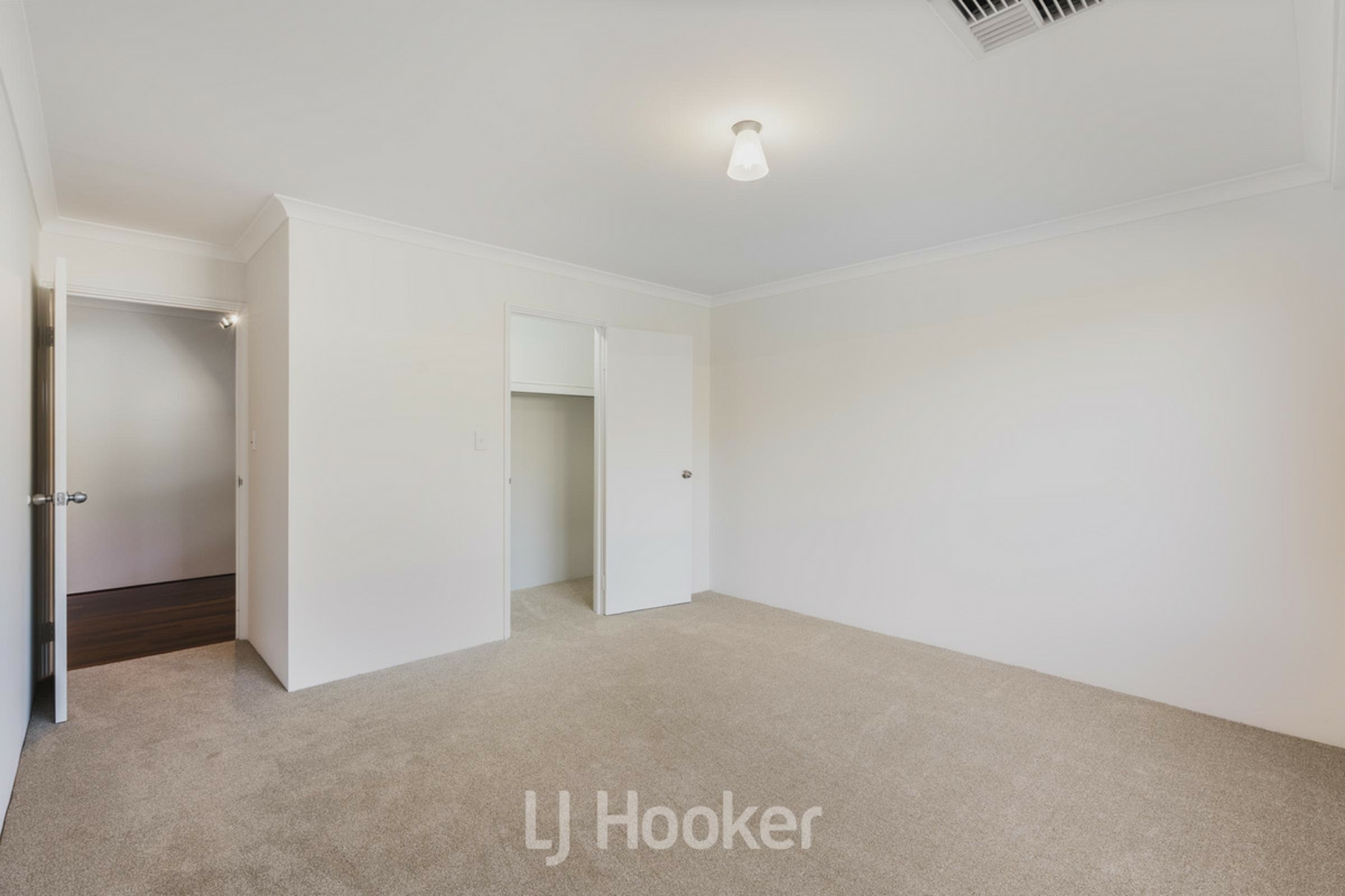 12 Egan Crescent — photo 3 of 25